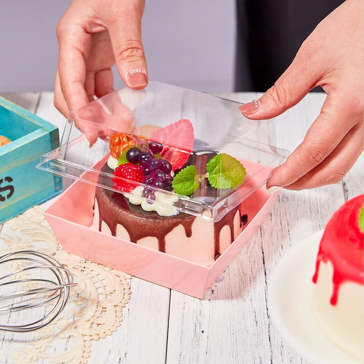 Großhandel 50 Stück kleine Charcuterie-Boxen, 4 Zoll Papier-Bäckerei-Boxen mit klaren Deckeln, Einweg-To-Go-Lebensmittelbehälter für Keks, Kuchenschnitte, Mini-Kuchen, Schokoladen-Erdbeere, individuell bedruckbar, Hersteller für Bulk-Bestellungen.