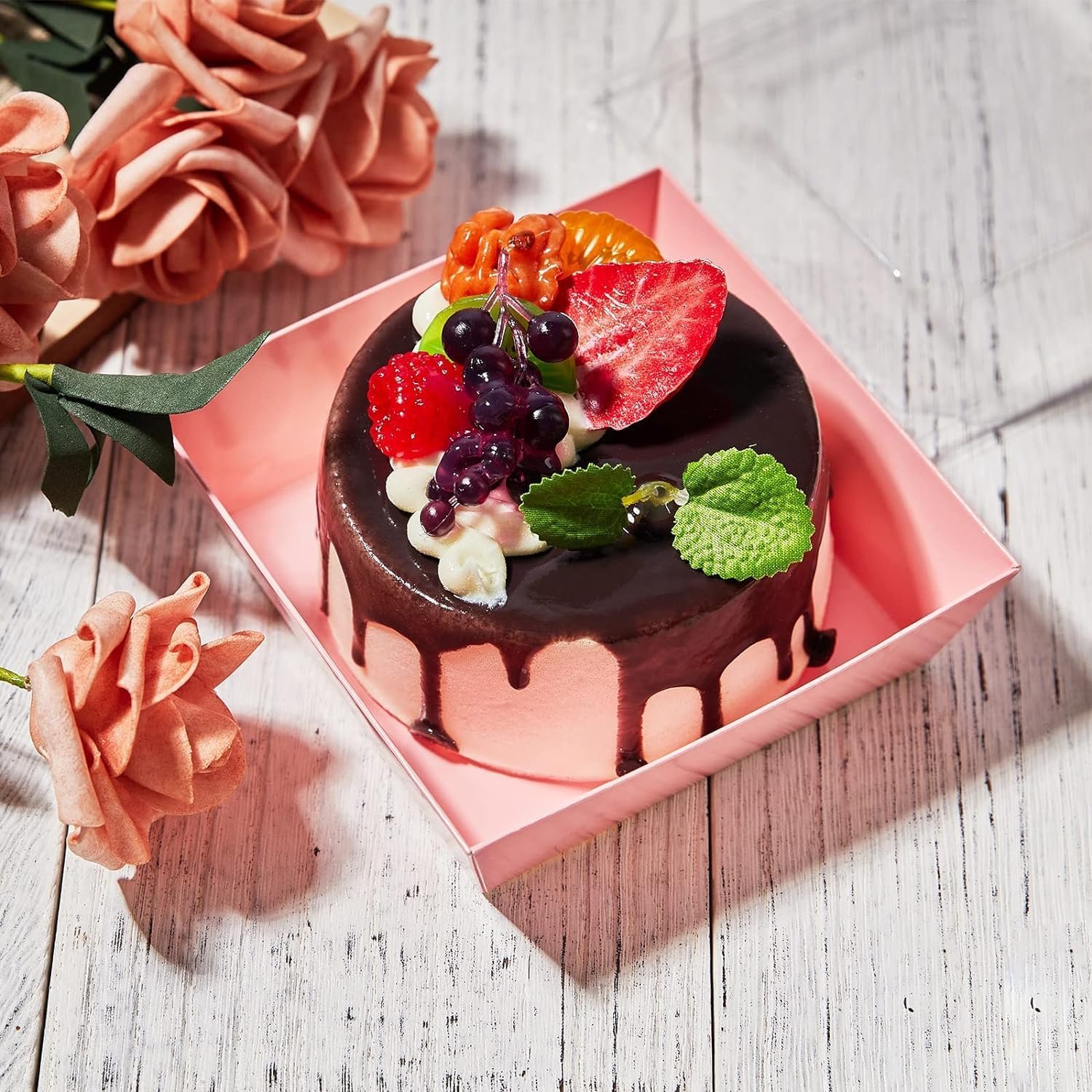 Großhandel 50 Stück kleine Charcuterie-Boxen, 4 Zoll Papier-Bäckerei-Boxen mit klaren Deckeln, Einweg-To-Go-Lebensmittelbehälter für Keks, Kuchenschnitte, Mini-Kuchen, Schokoladen-Erdbeere, individuell bedruckbar, Hersteller für Bulk-Bestellungen.