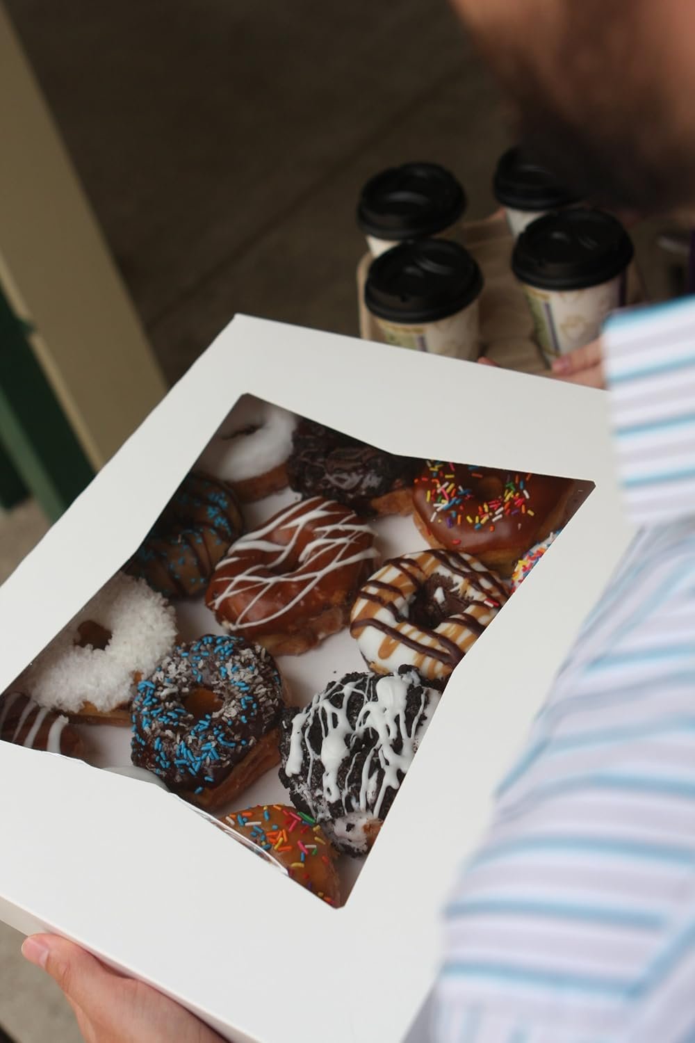 Großhandel 100 Stück Fenster-Bäckerei-Box 16x12x2,5 cm, Auto Pop-Up Container für Kuchen, Cookie-Box mit individuellem Logo, Hersteller für Einweg-Donut-Box im Bulk