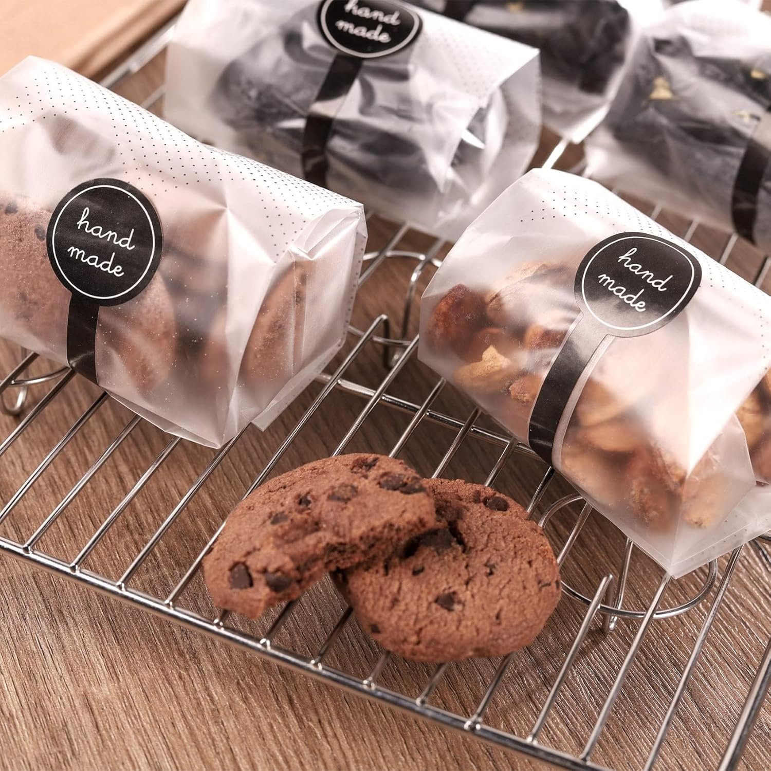 Großhandel Clear Cellophane Treat Bags für Mini Brot, Bundt Cake und Hot Cocoa Bomb Verpackung mit Stickern, Individuelles Logo, 100 Stück, Schwarze Punkte, Hersteller