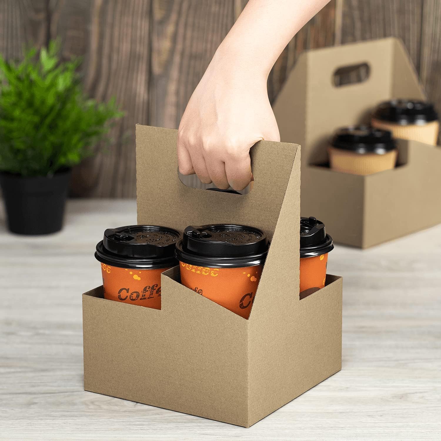 Großhandel Pappträger für Getränke mit Griff – Robuster Kraft-Träger für Kaffee- und Teebehälter, passend für 12-32 oz Becher – Individuelles Logo, umweltfreundlich, Einweg-Drink-Halter (4-Becher) von einem zuverlässigen Lieferanten.