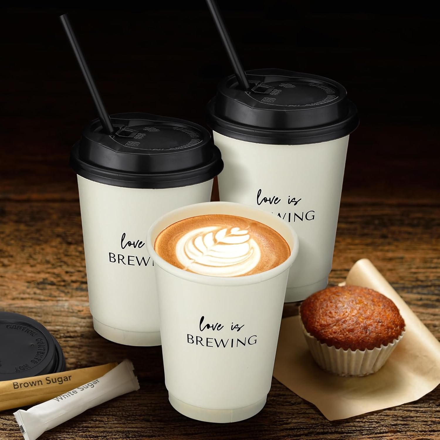 Großhandel Hochzeitskaffeetassen 50 Stück mit Deckel und Strohhalm, individuelles Logo für Brautparty Dekoration, OEM Papierbecher für Empfang, Verlobung, Junggesellenabschied (Classic)