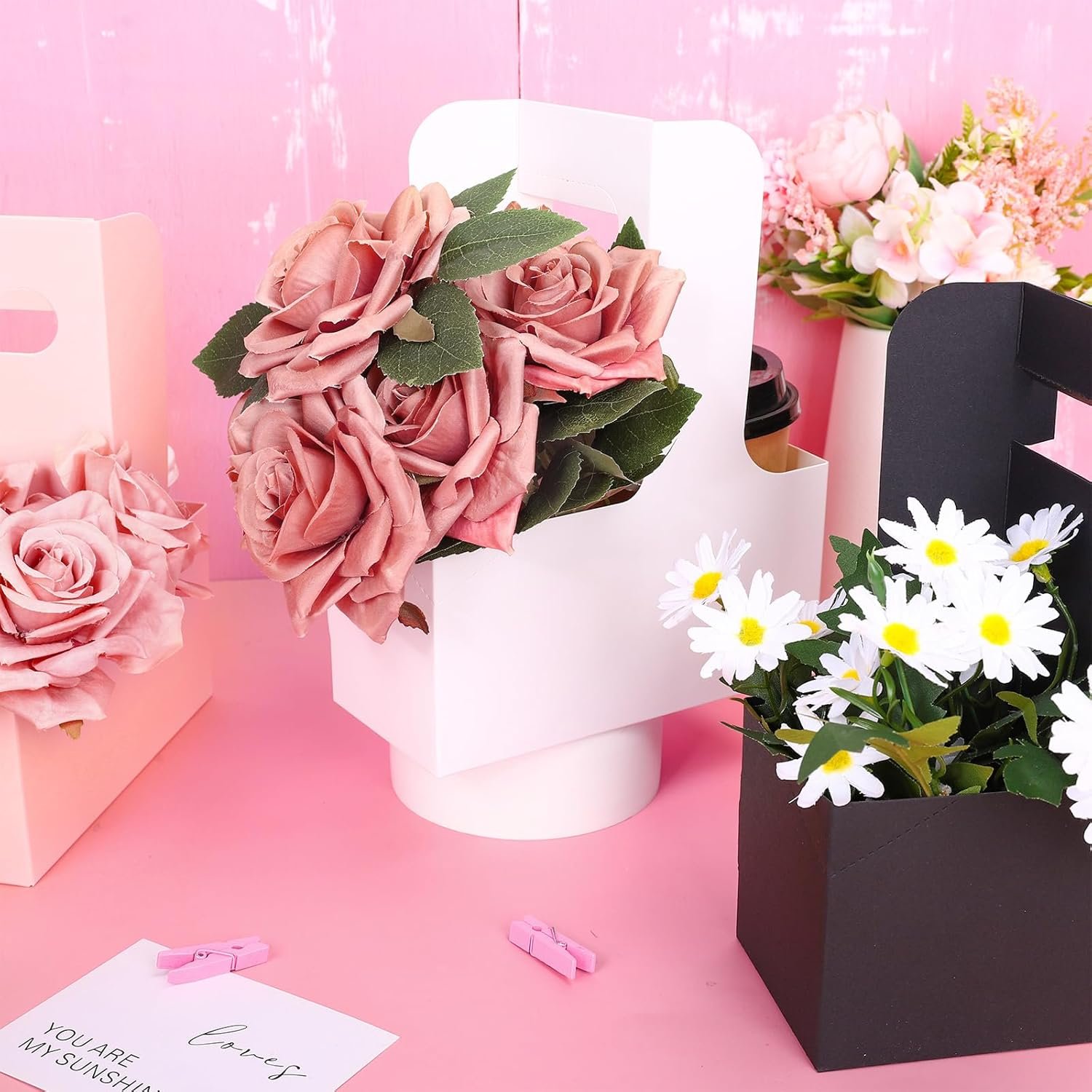 Großhandel 24 Stück Blumenstrauß Geschenkboxen mit Griff, rechteckige Papiertüten für Getränke in Pink, Schwarz, Weiß, ideal für Hochzeit, Geburtstag, Baby Shower, OEM und individuelle Logo-Optionen verfügbar.