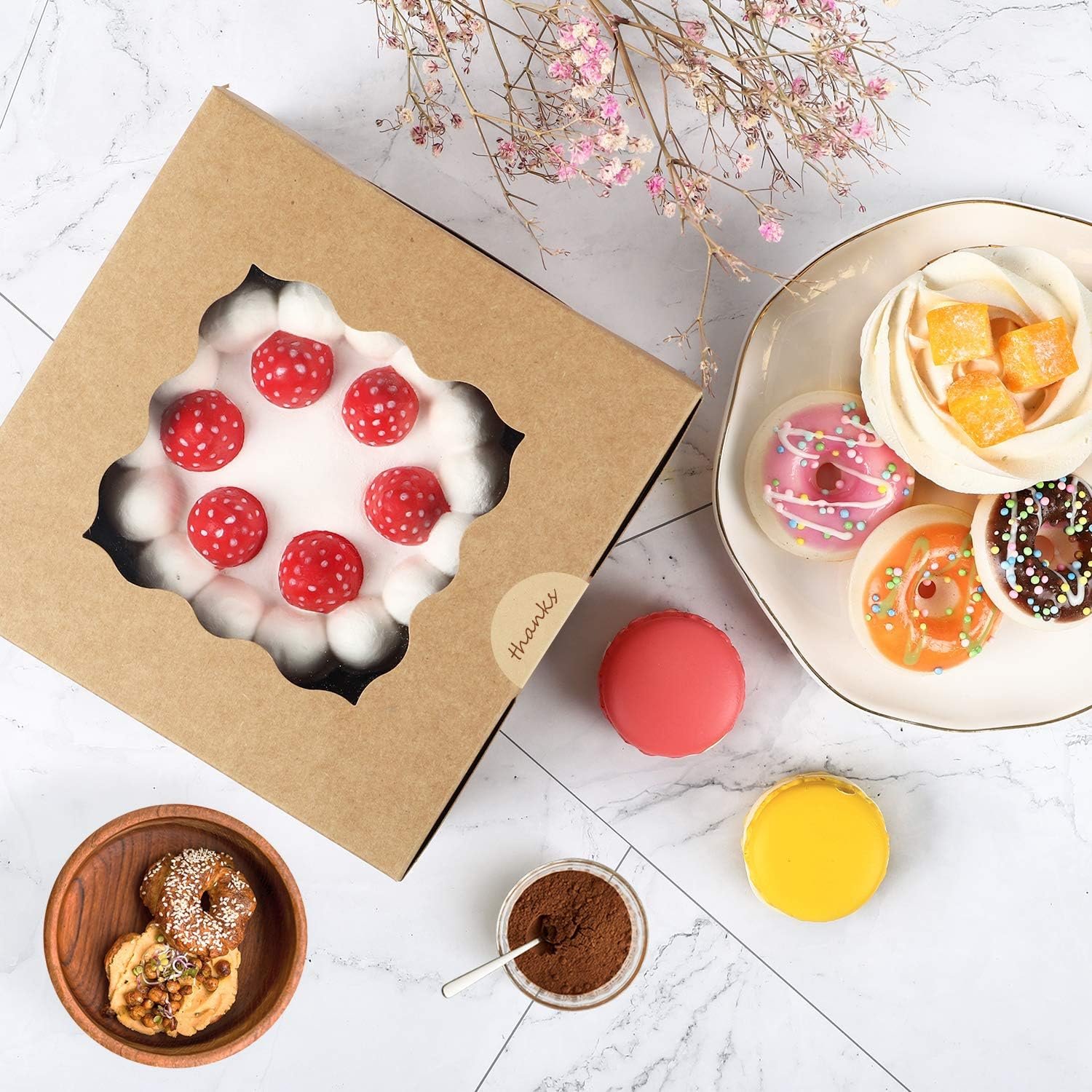 Großhandel 24 Stück Patisserie Boxen 6x6x3in mit Fenster, individuell bedruckte Pappkartons für Cookies, Mini-Kuchen und Gebäck, einschließlich Pergamentpapier und Aufkleber, ideal für Hochzeiten, Partys und Geburtstagsfeiern, OEM Hersteller.