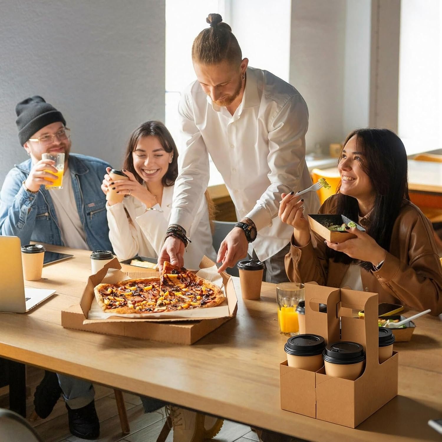 Großhandel 100 Stück 2 Becher Träger Einweg mit Griff, faltbare Kraftpappe Becherhalter, Träger für heiße und kalte Getränke, OEM für Food Delivery und Kaffeeanbieter.