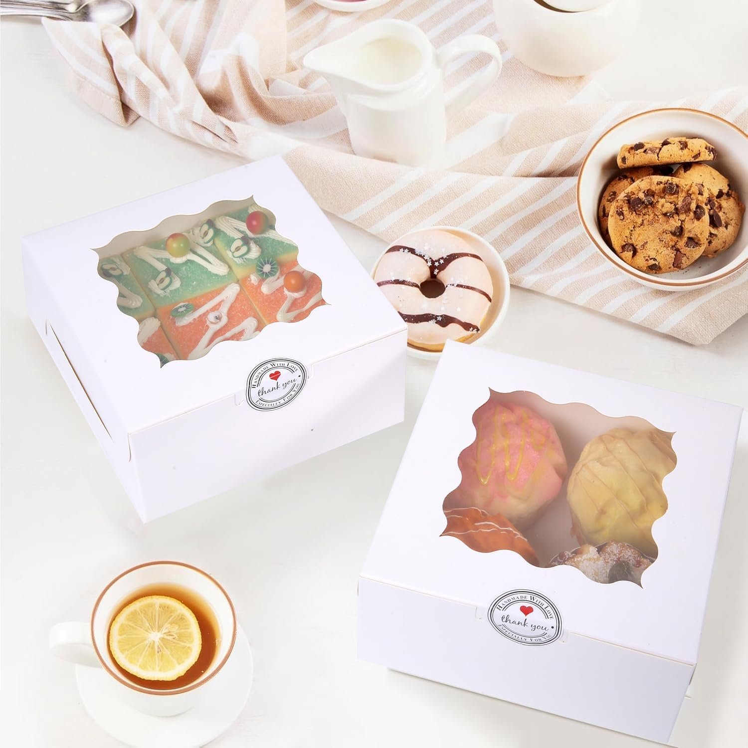 Großhandel 100 Stück 6x6x3 Zoll kleine Kuchenbox mit Fenster, Mini-Pie-Behälter für Gebäck, Dessert, Erdbeeren, Pralinen, Cupcakes mit Papierstickern - Individuelles Logo, Hersteller für hohe Qualität.