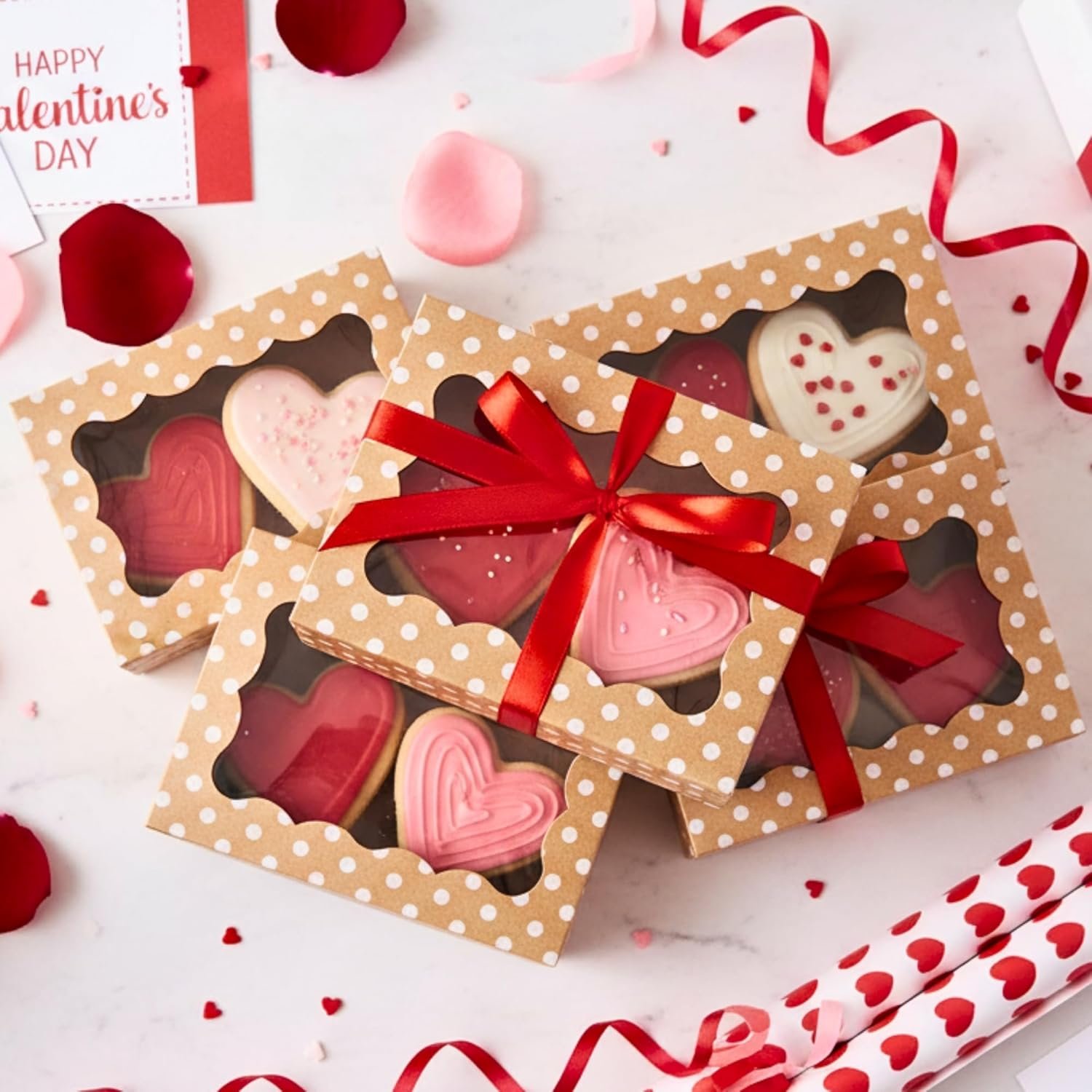 Großhandel Polka Dot Keksboxen - 12er Pack große Backgeschenkbox mit Fenster in Braun mit weißen Punkten - ideal für Gebäck, Cupcakes, Erdbeeren, Macarons und Süßigkeiten - Individuelles Logo möglich - vom Hersteller - für 12 Stück