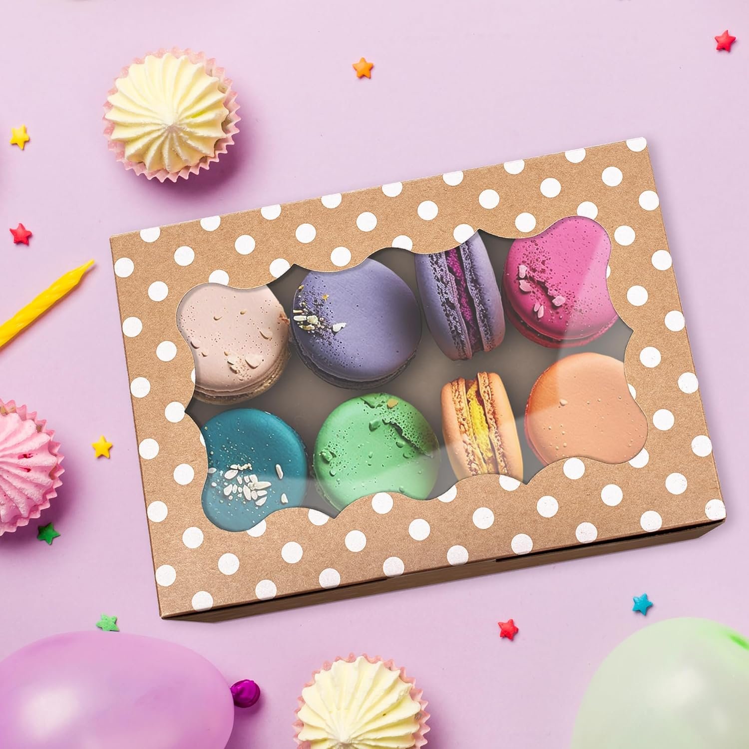 Großhandel Polka Dot Keksboxen - 12er Pack große Backgeschenkbox mit Fenster in Braun mit weißen Punkten - ideal für Gebäck, Cupcakes, Erdbeeren, Macarons und Süßigkeiten - Individuelles Logo möglich - vom Hersteller - für 12 Stück