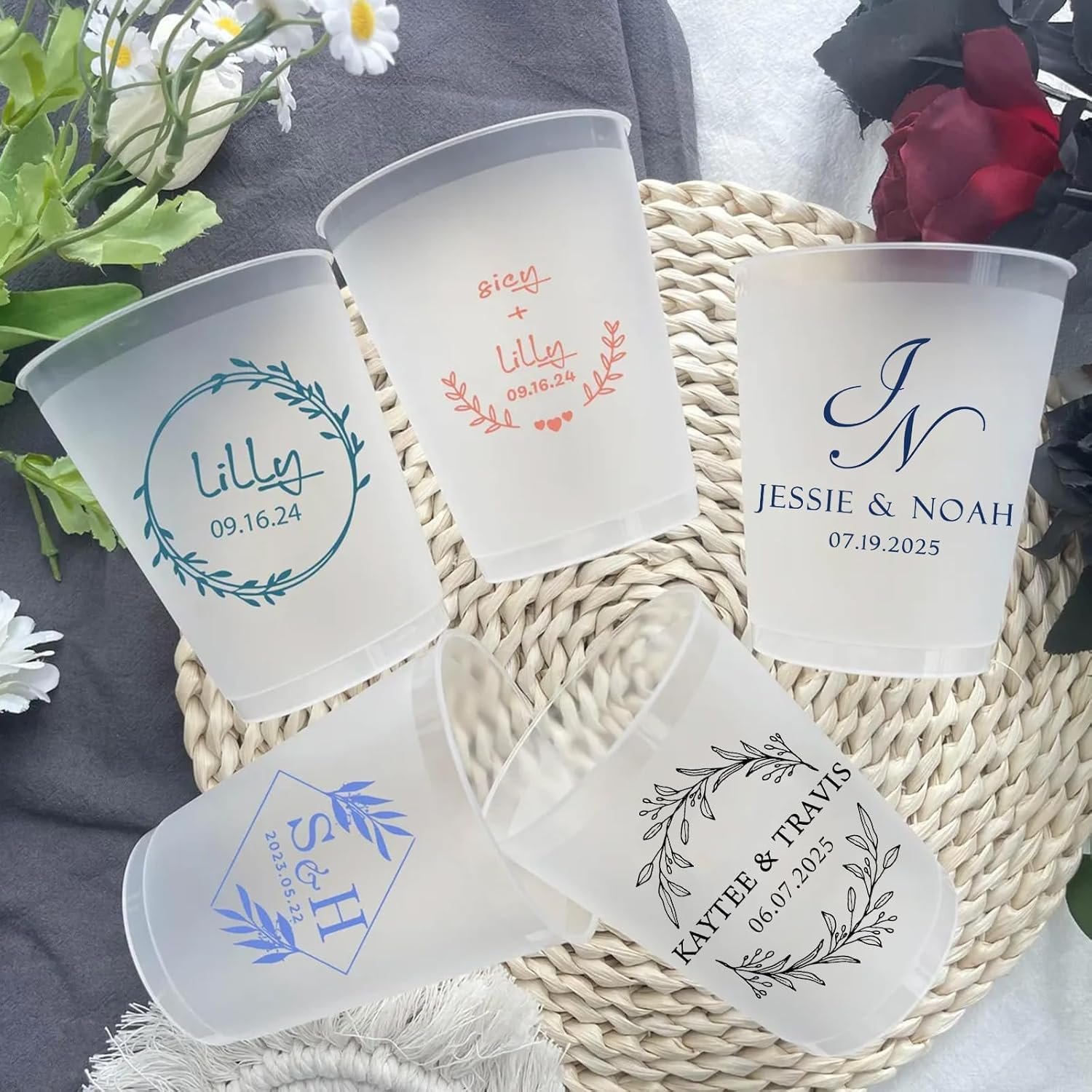 Großhandel 100 Stück individuelle frostige Hochzeitsbecher 12 oz, Hersteller für bedruckte Einwegbecher, OEM personalisierte schlagfeste Becher für moderne Hochzeiten und Brautpartys.