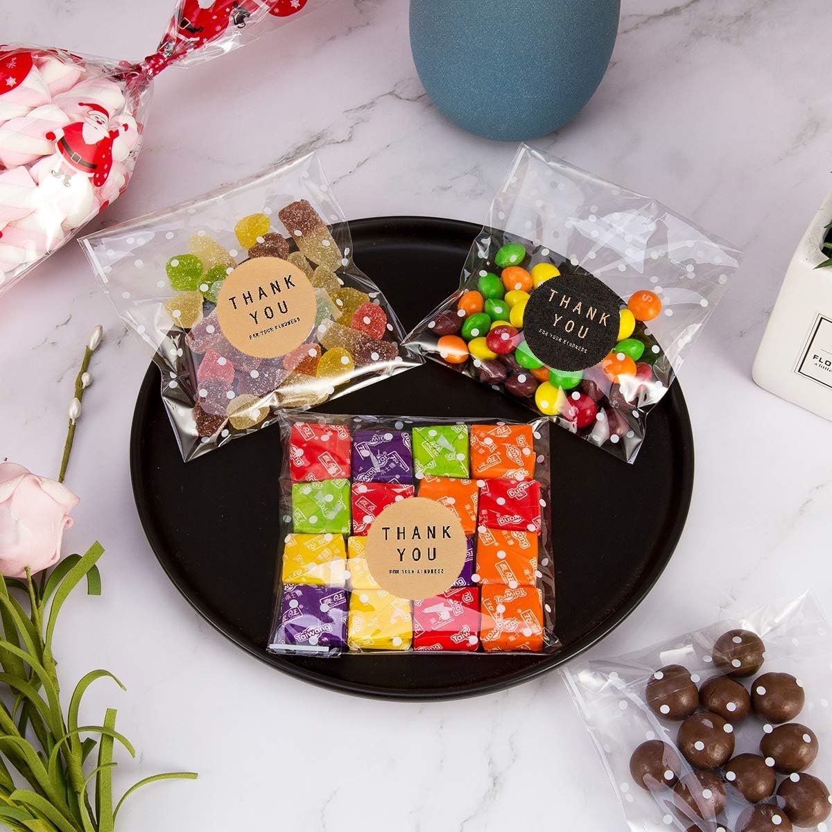 Großhandel 400 Stück selbstklebende Cellophan-Tüten mit weißen Punkten, 200 Dankeschön-Sticker für Ihr individuelles Logo und OEM, ideal für 5,5 x 5,5 Zoll Backwaren, Kekse, Schokolade und Desserts.