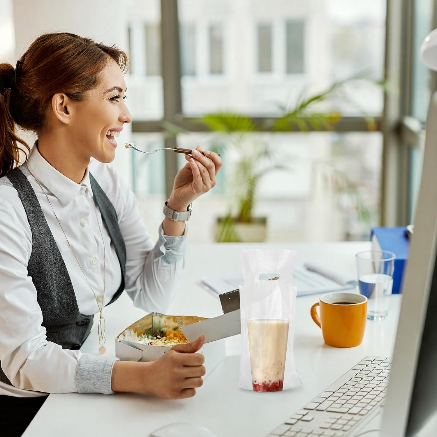 Großhandel 400 Stück Einweg Tragebeutel mit Griff für 2 Tassen To-Go Kaffeeträger für die Lieferung, eigener Hersteller für Verpackung und Getränke, inklusive klaren Tragetaschen für Saft, Milch und Tee.