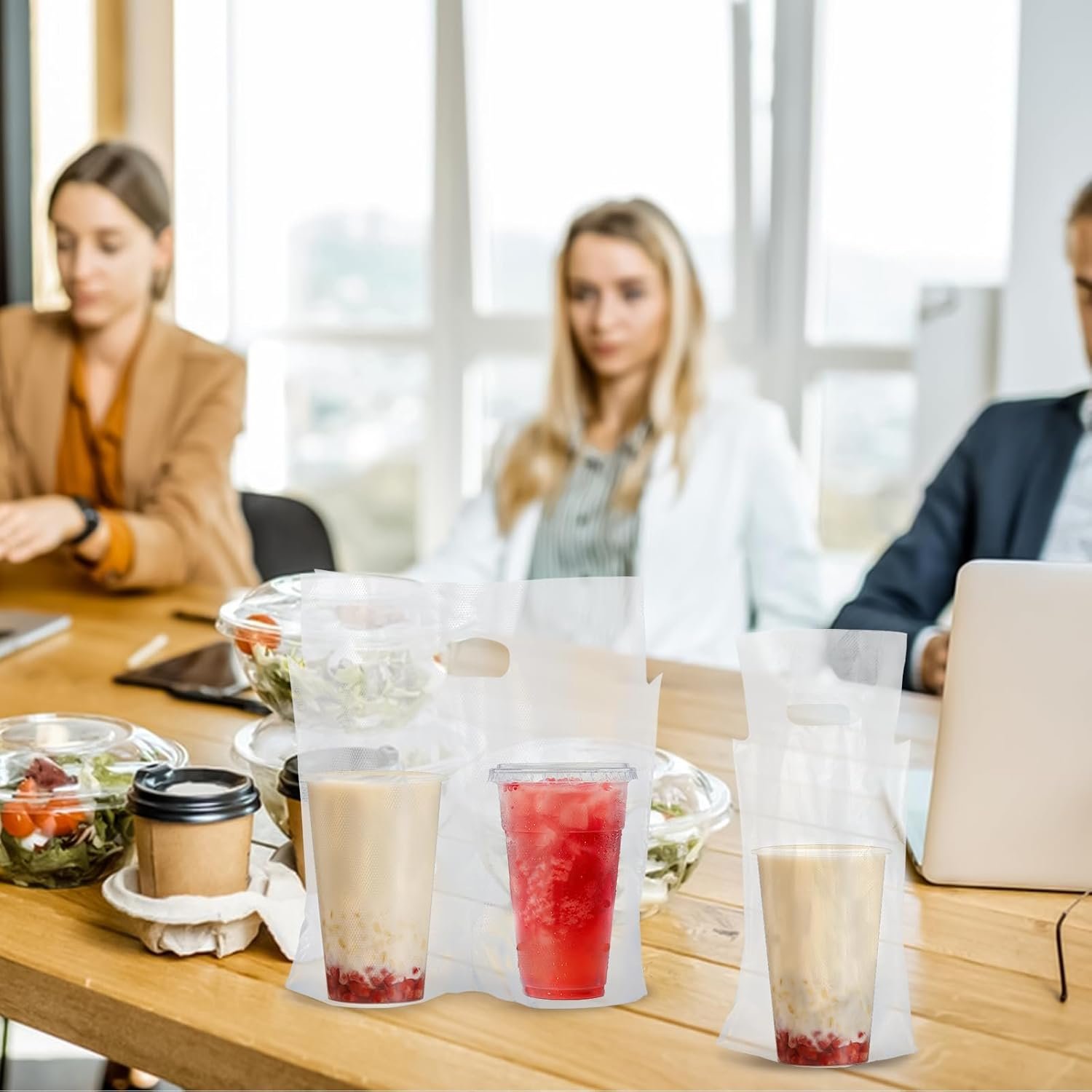 Großhandel 400 Stück Einweg Tragebeutel mit Griff für 2 Tassen To-Go Kaffeeträger für die Lieferung, eigener Hersteller für Verpackung und Getränke, inklusive klaren Tragetaschen für Saft, Milch und Tee.