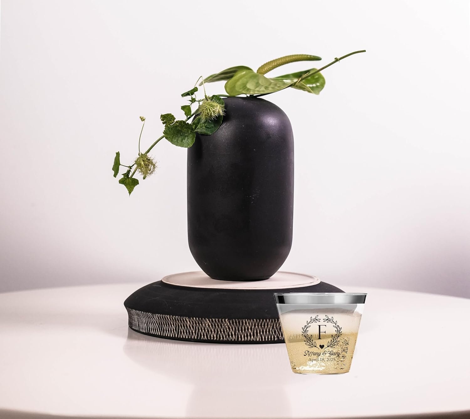 Großhandel Persönliche elegante Monogramm 9oz klare Plastikbecher mit Gold- oder Silberrand für Hochzeiten, Jubiläen, Verlobungsfeiern oder als Tischgeschenke. OEM einfach und luxuriös mit der Leichtigkeit von Einweg, BPA-frei. Hersteller von Großmengen.