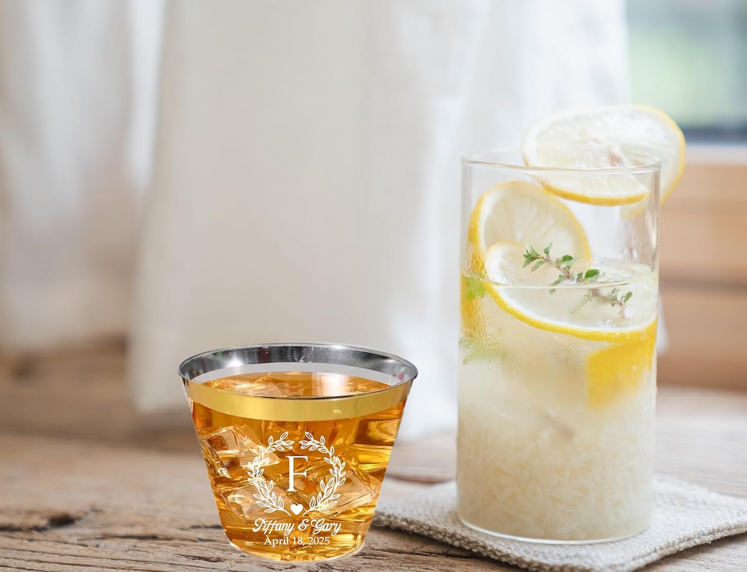 Großhandel Persönliche elegante Monogramm 9oz klare Plastikbecher mit Gold- oder Silberrand für Hochzeiten, Jubiläen, Verlobungsfeiern oder als Tischgeschenke. OEM einfach und luxuriös mit der Leichtigkeit von Einweg, BPA-frei. Hersteller von Großmengen.