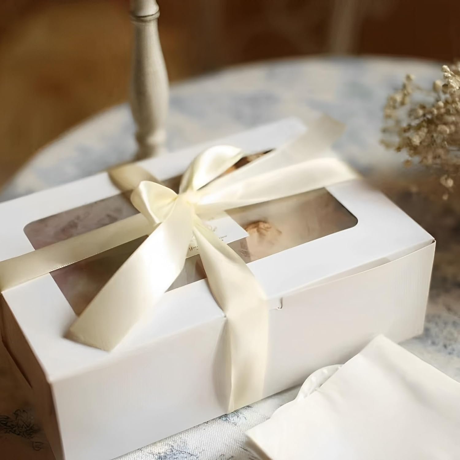 Großhandel 20 Stück weiße Keksboxen mit Fenster 8x6x2,5 Zoll, Treat Boxen für Geschenke, OEM Pastry Boxen für Brot, Donuts, Valentinstag, Frauentag, Muttertag, Weihnachten und Feiertagsversammlungen. Großhandel 20 Stück weiße Keksboxen mit Fenster 8x6x2,5 Zoll, Treat Boxen für Geschenke, OEM Pastry Boxen für Brot, Donuts, Valentinstag, Frauentag, Muttertag, Weihnachten und Feiertagsversammlungen.