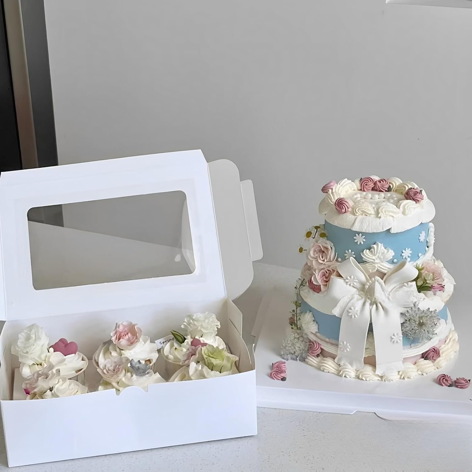 Großhandel 20 Stück weiße Keksboxen mit Fenster 8x6x2,5 Zoll, Treat Boxen für Geschenke, OEM Pastry Boxen für Brot, Donuts, Valentinstag, Frauentag, Muttertag, Weihnachten und Feiertagsversammlungen. Großhandel 20 Stück weiße Keksboxen mit Fenster 8x6x2,5 Zoll, Treat Boxen für Geschenke, OEM Pastry Boxen für Brot, Donuts, Valentinstag, Frauentag, Muttertag, Weihnachten und Feiertagsversammlungen.