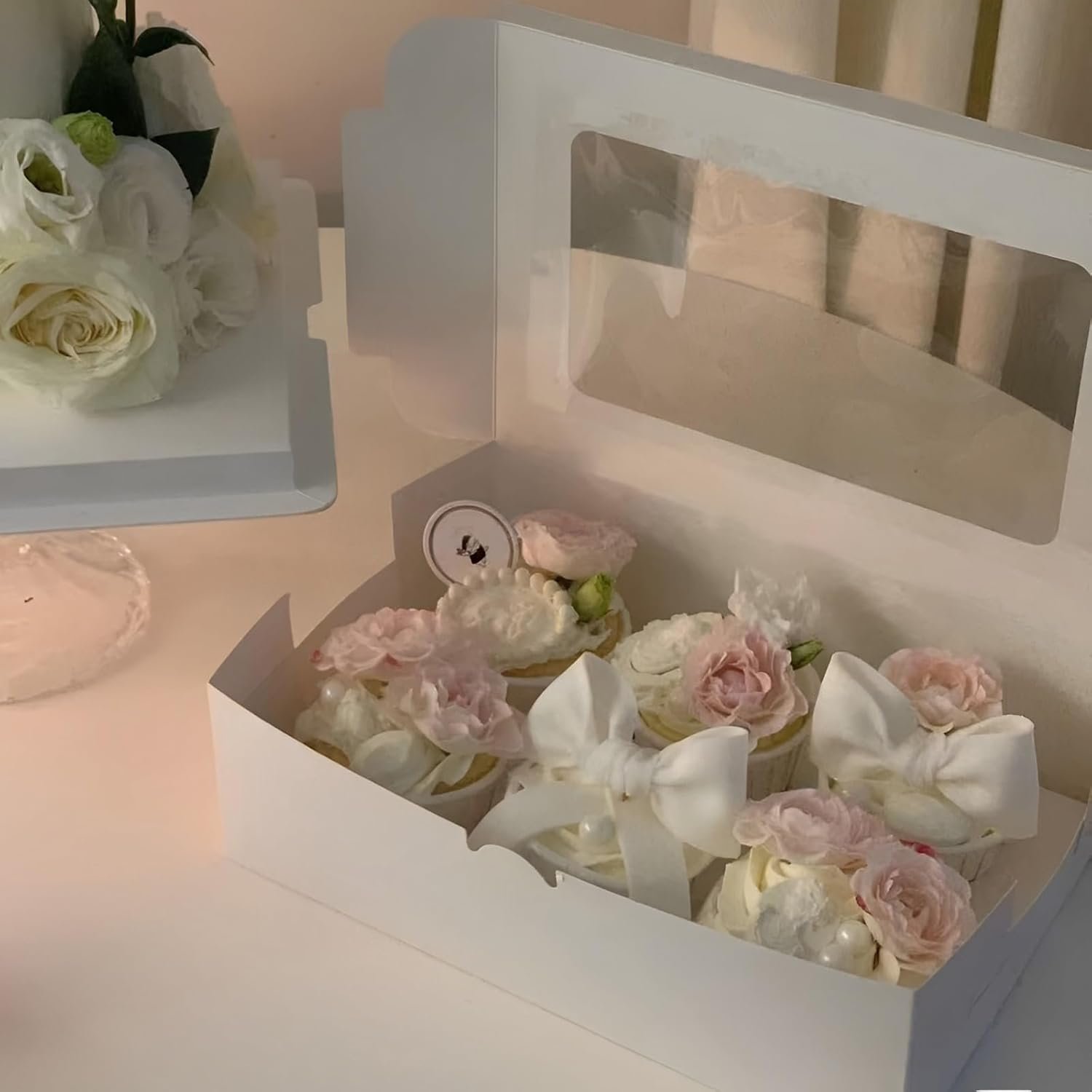 Großhandel 20 Stück weiße Keksboxen mit Fenster 8x6x2,5 Zoll, Treat Boxen für Geschenke, OEM Pastry Boxen für Brot, Donuts, Valentinstag, Frauentag, Muttertag, Weihnachten und Feiertagsversammlungen. Großhandel 20 Stück weiße Keksboxen mit Fenster 8x6x2,5 Zoll, Treat Boxen für Geschenke, OEM Pastry Boxen für Brot, Donuts, Valentinstag, Frauentag, Muttertag, Weihnachten und Feiertagsversammlungen.