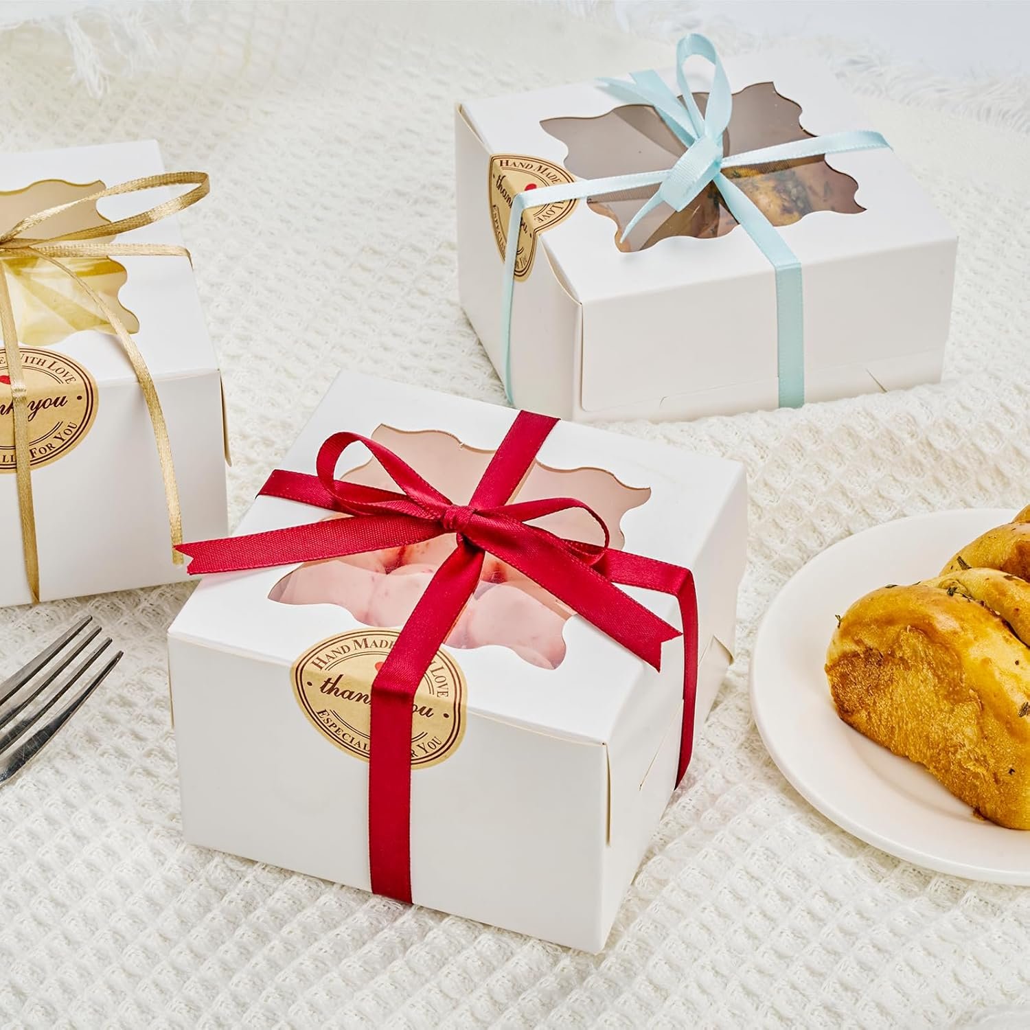 Großhandel 30 Stück weiße Keksboxen mit Fenster, 4x4x2,5 Zoll kleine Bäckereiboxen mit Aufklebern für Mini-Kuchen, Macarons, Cupcakes, Süßigkeiten, Donuts, Keks, Erdbeeren, Schokolade, individuell bedruckt, der Hersteller liefert Großhandel 30 Stück weiße Keksboxen mit Fenster, 4x4x2,5 Zoll kleine Bäckereiboxen mit Aufklebern für Mini-Kuchen, Macarons, Cupcakes, Süßigkeiten, Donuts, Keks, Erdbeeren, Schokolade, individuell bedruckt, der Hersteller liefert