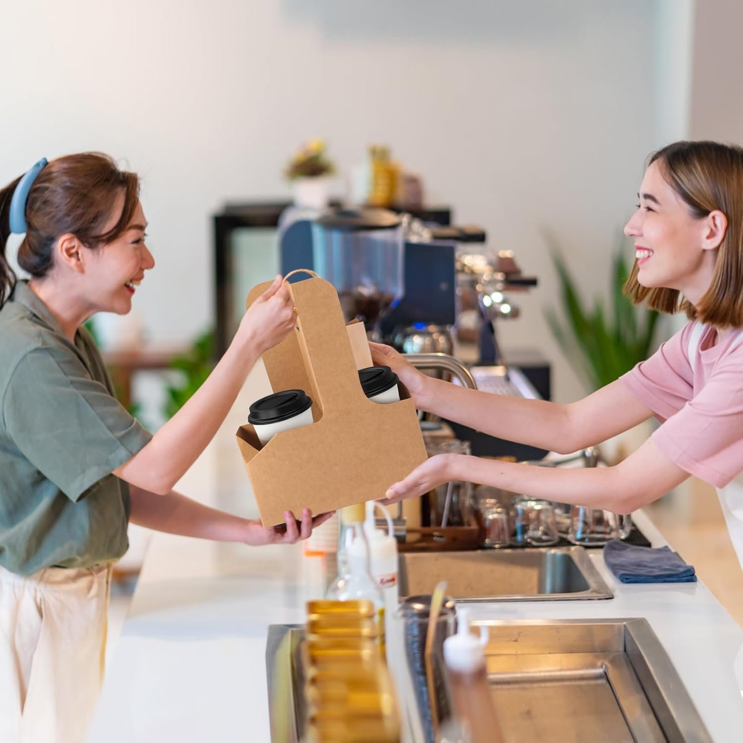 Großhandel 50 Stück 2-Becher Einweg Getränke-Träger mit Griff, Kraft-Papier-Tragbehälter für heiße oder kalte Getränke, förderlich für die Lieferung von Kaffee und Getränken, Individuelles Logo, OEM Verpackung im floralen Design Großhandel 50 Stück 2-Becher Einweg Getränke-Träger mit Griff, Kraft-Papier-Tragbehälter für heiße oder kalte Getränke, förderlich für die Lieferung von Kaffee und Getränken, Individuelles Logo, OEM Verpackung im floralen Design