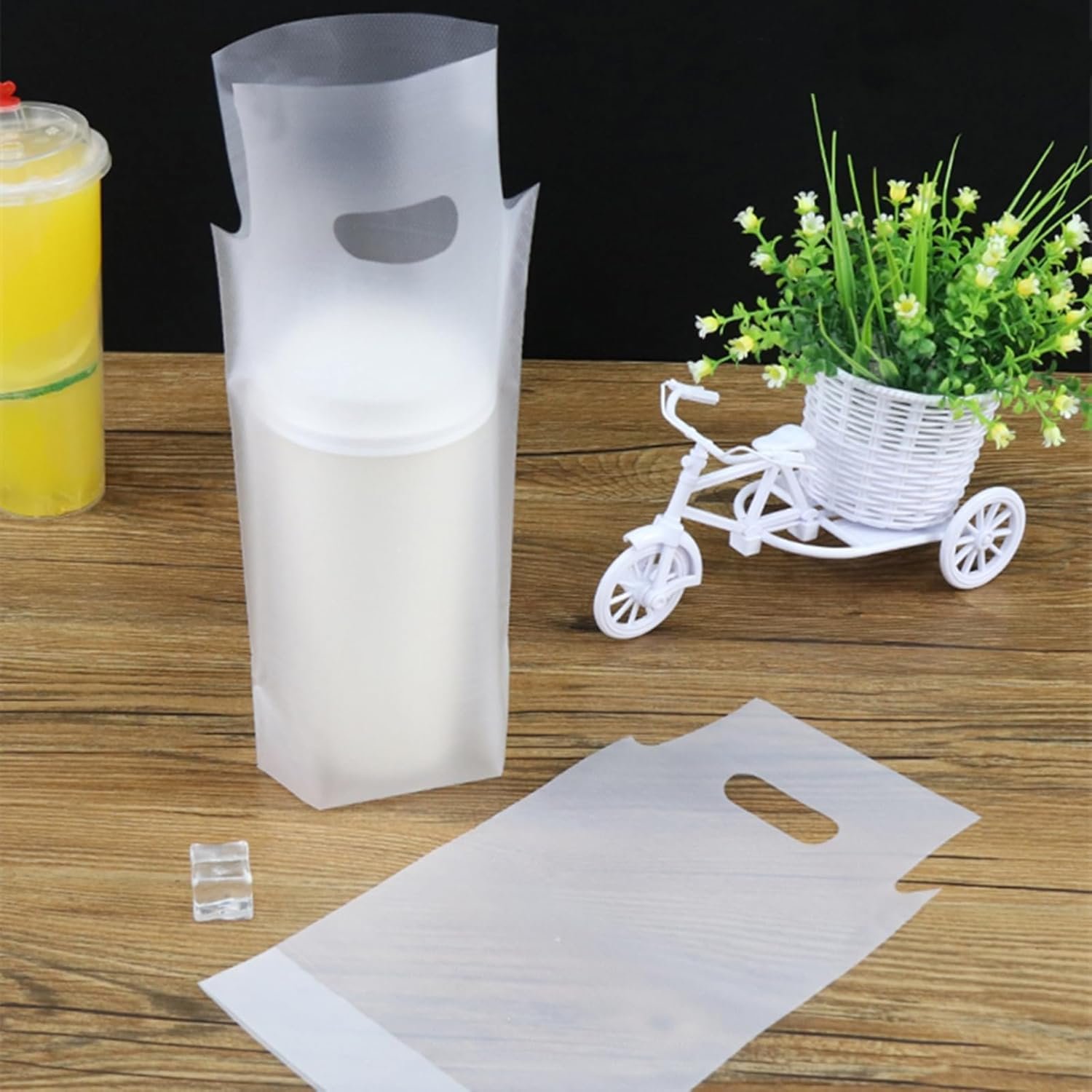 Großhandel 500 Stück Getränketräger für Lieferung, Kunststoff-Trinkbeutel mit Griff, Poly Taschen für 1 Becher To Go klar für Kaffee und Saft, Hersteller von Einzelflaschen Halter für Restaurants, individuelle Logos möglich.