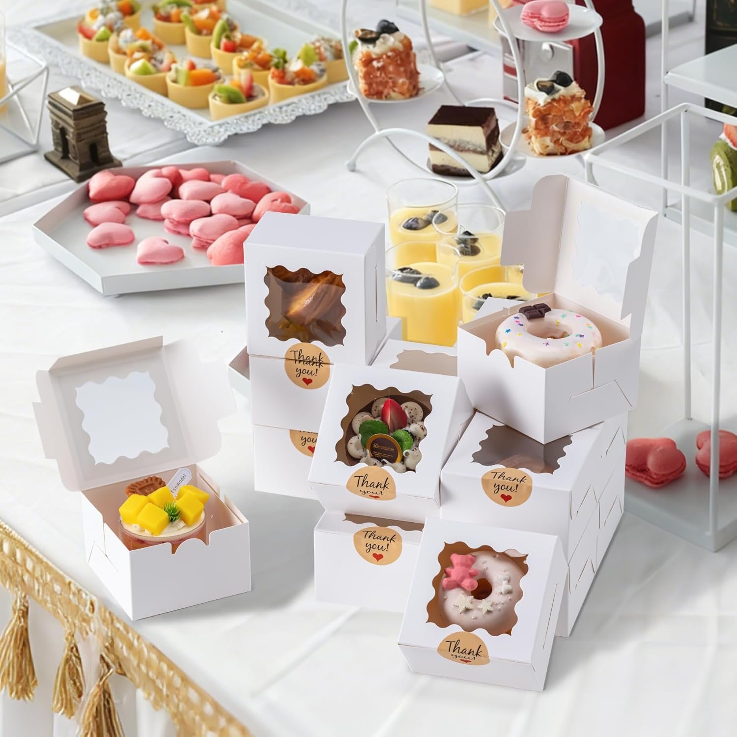 Großhandel 20 Stück Cookie Boxen mit Fenster, 4x4x2,5 Zoll Backwarenboxen mit 25 Stück Aufkleber für Cookies, Desserts, Süßigkeiten, Schokoladenüberzogene Erdbeeren, Mini-Torten - Individuelles Logo, OEM vom Hersteller. Großhandel 20 Stück Cookie Boxen mit Fenster, 4x4x2,5 Zoll Backwarenboxen mit 25 Stück Aufkleber für Cookies, Desserts, Süßigkeiten, Schokoladenüberzogene Erdbeeren, Mini-Torten - Individuelles Logo, OEM vom Hersteller.