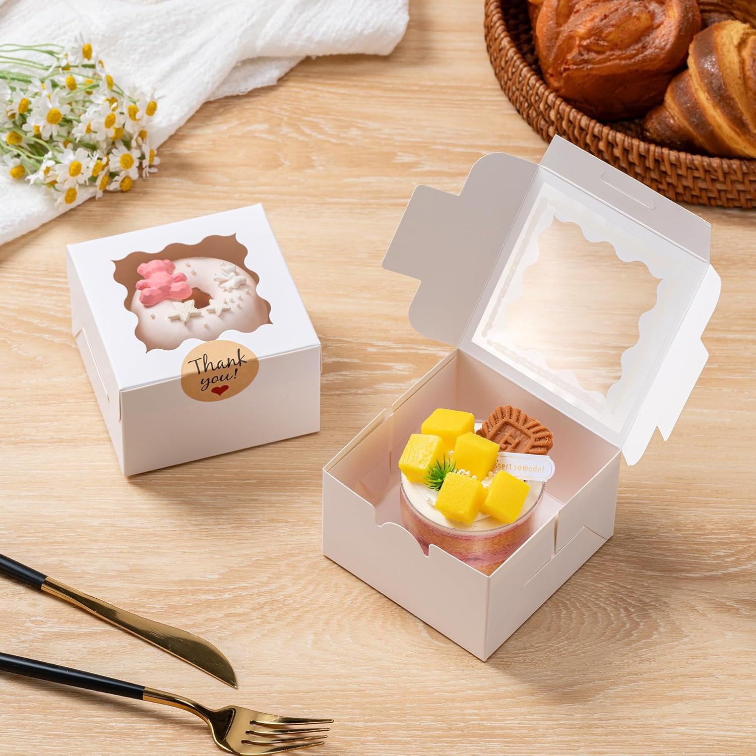 Großhandel 20 Stück Cookie Boxen mit Fenster, 4x4x2,5 Zoll Backwarenboxen mit 25 Stück Aufkleber für Cookies, Desserts, Süßigkeiten, Schokoladenüberzogene Erdbeeren, Mini-Torten - Individuelles Logo, OEM vom Hersteller. Großhandel 20 Stück Cookie Boxen mit Fenster, 4x4x2,5 Zoll Backwarenboxen mit 25 Stück Aufkleber für Cookies, Desserts, Süßigkeiten, Schokoladenüberzogene Erdbeeren, Mini-Torten - Individuelles Logo, OEM vom Hersteller.