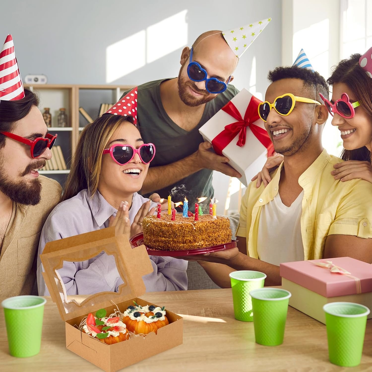 Großhandel 24 Stück 8x6x2,5 Zoll Kuchenschachteln, Pastry Box mit 3 Fensterdesigns, für Süßigkeiten, Muffins und Donuts, Individuelles Logo möglich, vom Hersteller in Großmenge erhältlich. Großhandel 24 Stück 8x6x2,5 Zoll Kuchenschachteln, Pastry Box mit 3 Fensterdesigns, für Süßigkeiten, Muffins und Donuts, Individuelles Logo möglich, vom Hersteller in Großmenge erhältlich.