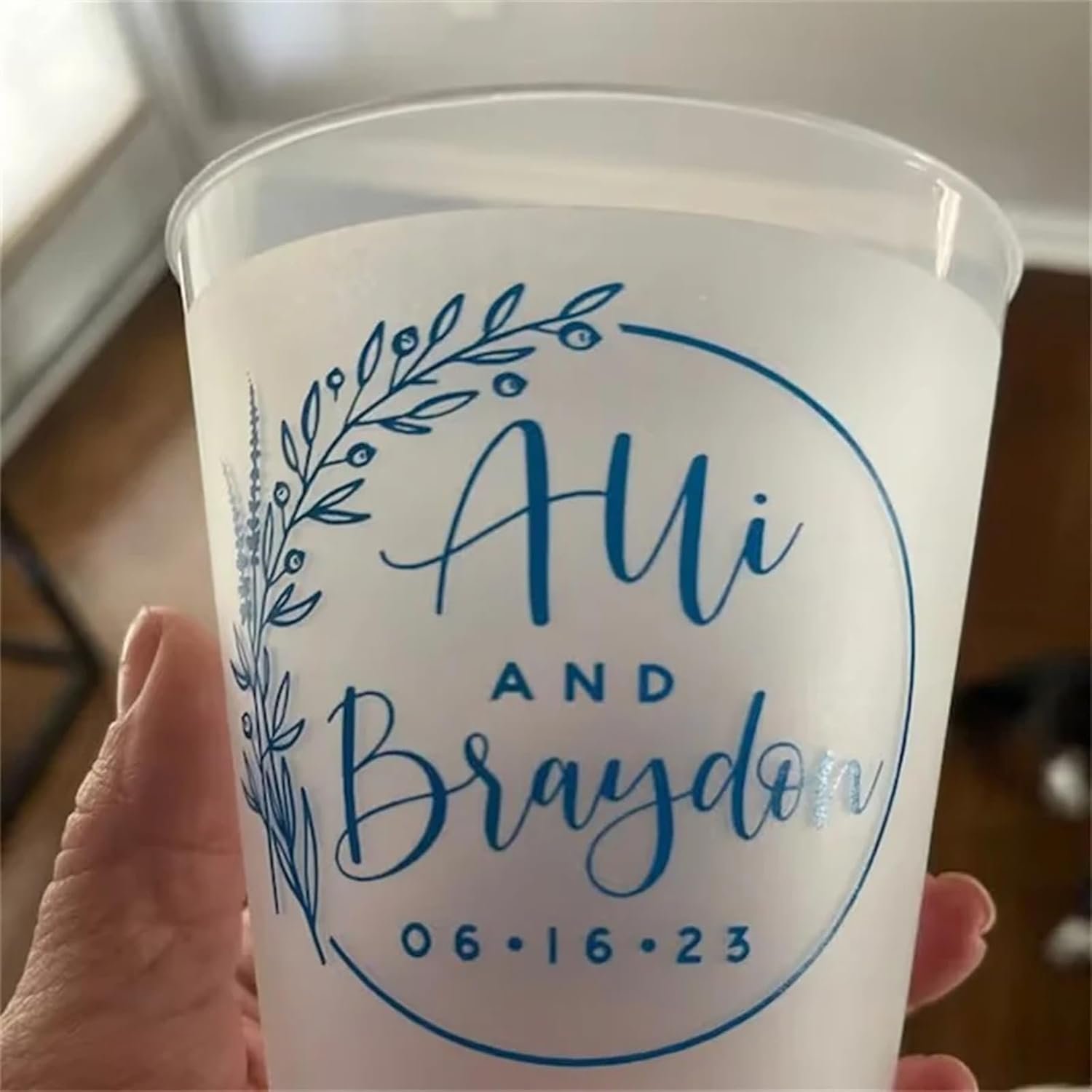 Großhandel Personalisierte Frosted Hochzeitsbecher 12oz, Individuelles Logo für moderne Feiern, Bulk-Stückzahlen 50/100/150/200, zerbrechungsfreie Becher, Partytassen, weiß
