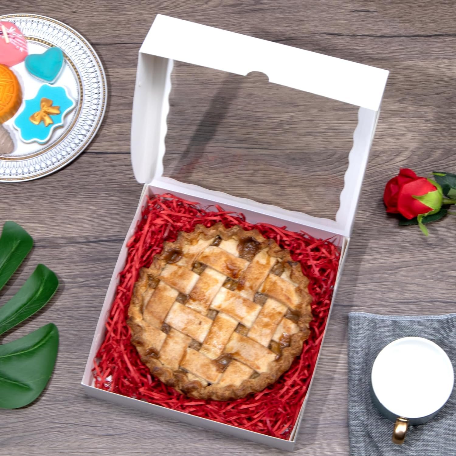 Großhandel 50 Stück weiße Bäckerei-Boxen 9x9x2,5 Zoll - für Cookies, Pie, Schokoladenüberzogene Erdbeeren, zerbrechliche Herzen, Charcuterie-Boxen mit individuellem Logo für Valentinstag & Weihnachten, vom Hersteller in Großmenge.