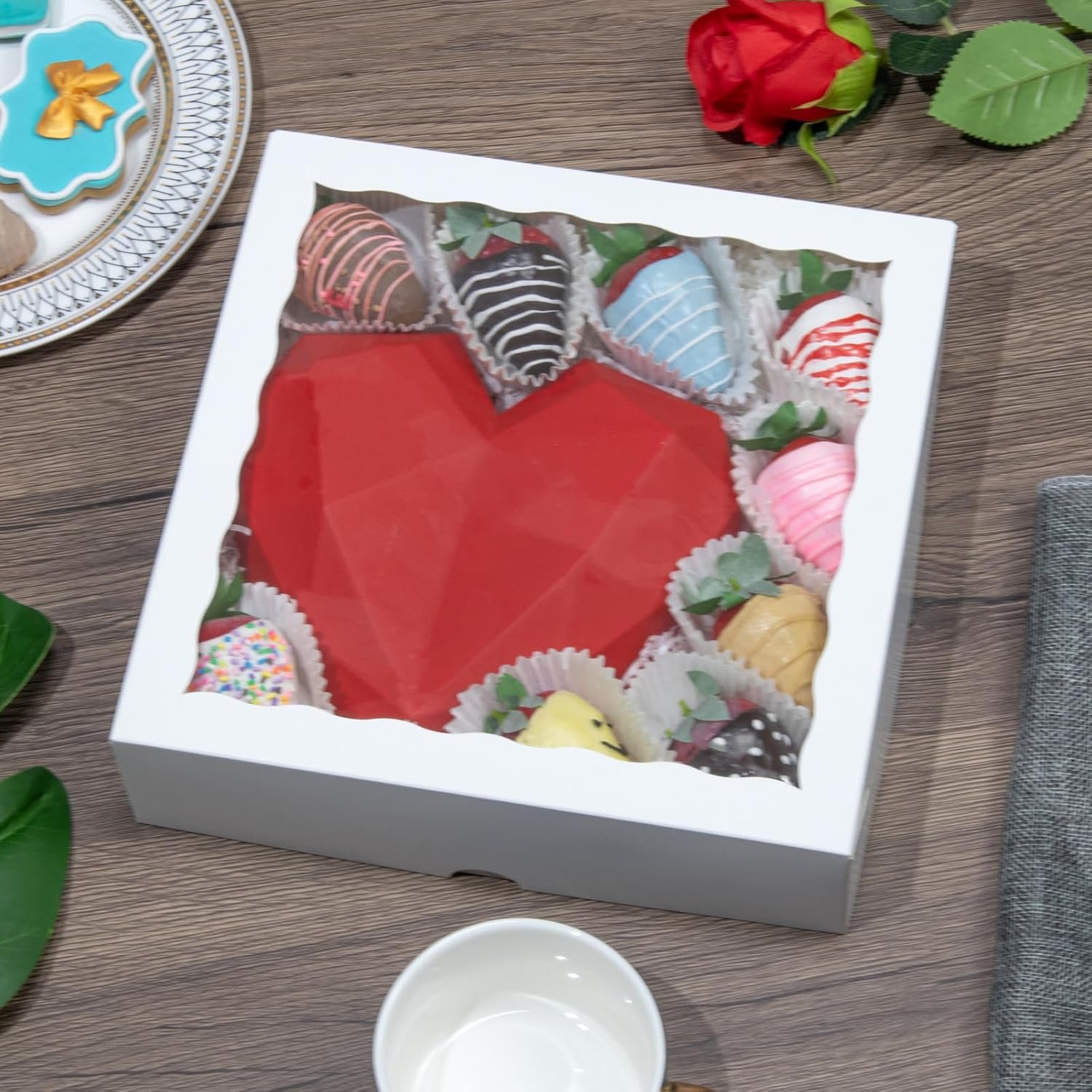 Großhandel 50 Stück weiße Bäckerei-Boxen 9x9x2,5 Zoll - für Cookies, Pie, Schokoladenüberzogene Erdbeeren, zerbrechliche Herzen, Charcuterie-Boxen mit individuellem Logo für Valentinstag & Weihnachten, vom Hersteller in Großmenge.