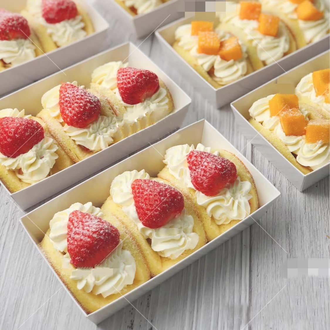 Großhandel 50er Pack Papp-Charcuterie-Boxen mit klaren Deckeln, 7,5'' weiße Einweg-Lebensmittelbehälter für Sandwiches, Kuchenrollen, Erdbeeren, Schokoladenüberzogene Kekse, heiße Kakaobomben, individuelles Logo, Hersteller. Großhandel 50er Pack Papp-Charcuterie-Boxen mit klaren Deckeln, 7,5'' weiße Einweg-Lebensmittelbehälter für Sandwiches, Kuchenrollen, Erdbeeren, Schokoladenüberzogene Kekse, heiße Kakaobomben, individuelles Logo, Hersteller.