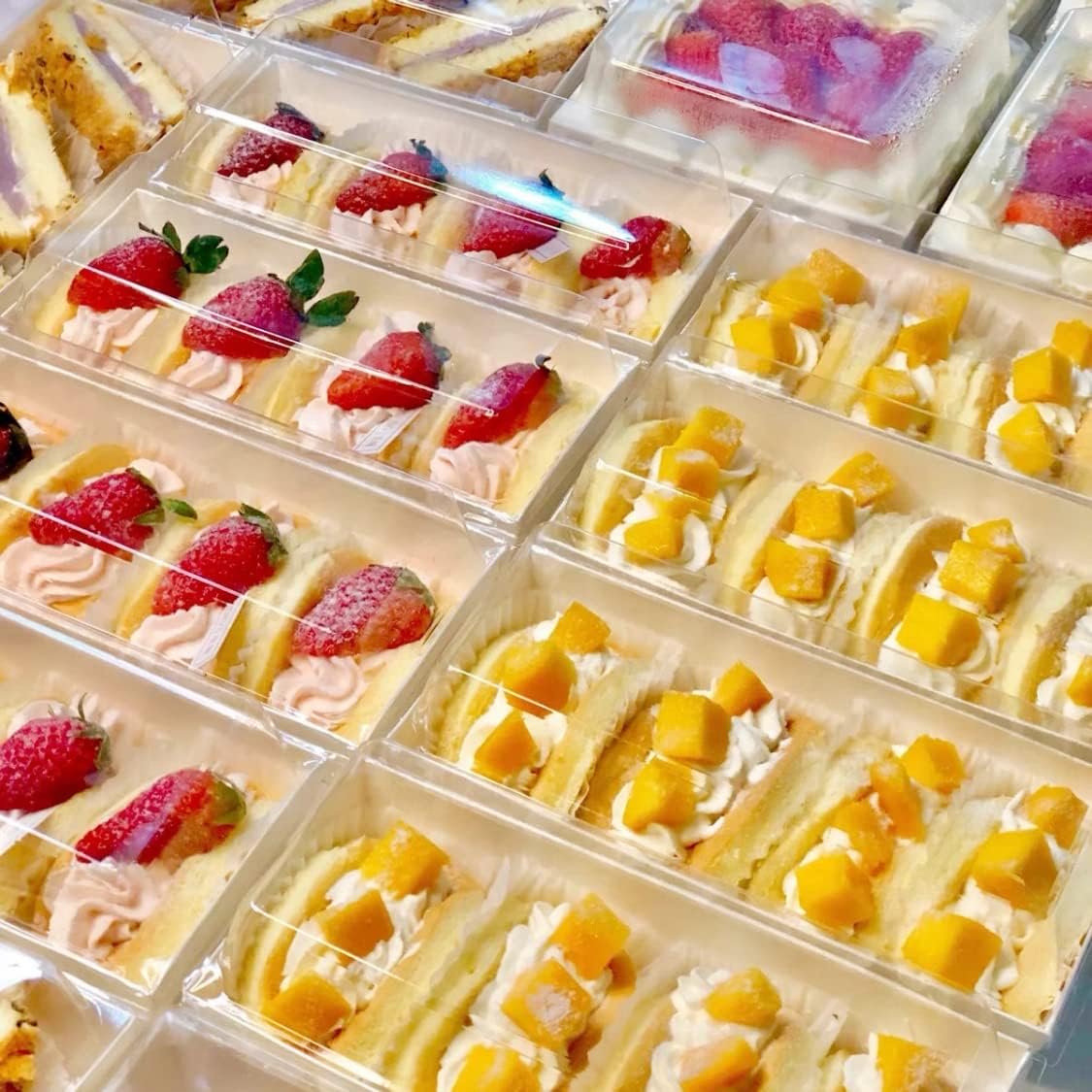 Großhandel 50er Pack Papp-Charcuterie-Boxen mit klaren Deckeln, 7,5'' weiße Einweg-Lebensmittelbehälter für Sandwiches, Kuchenrollen, Erdbeeren, Schokoladenüberzogene Kekse, heiße Kakaobomben, individuelles Logo, Hersteller. Großhandel 50er Pack Papp-Charcuterie-Boxen mit klaren Deckeln, 7,5'' weiße Einweg-Lebensmittelbehälter für Sandwiches, Kuchenrollen, Erdbeeren, Schokoladenüberzogene Kekse, heiße Kakaobomben, individuelles Logo, Hersteller.