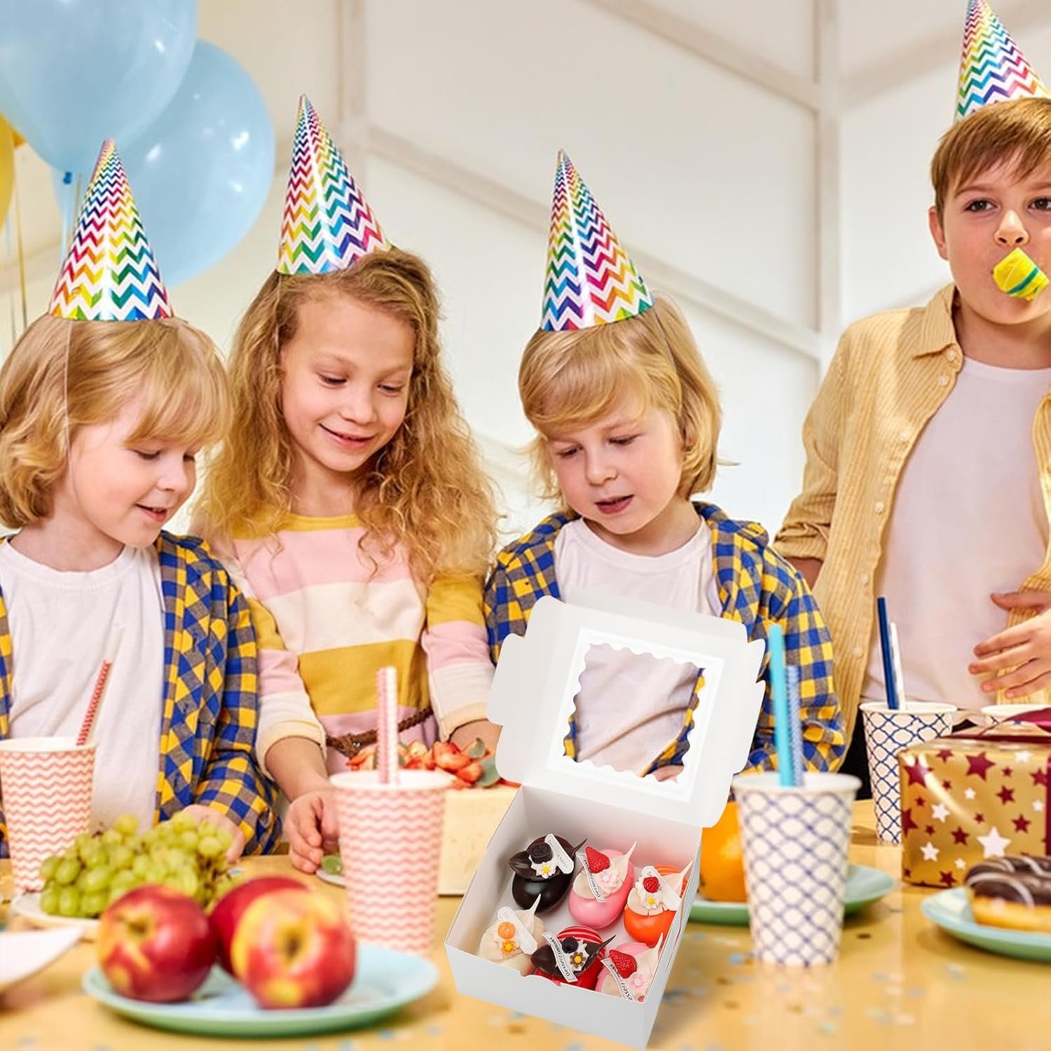 Großhandel 50 Stück 6x6x3 Zoll weiße Bäckereiboxen mit Fenster für den Valentinstag, Treat Boxes für Kekse, kleine Torten, Schokoladenüberzogene Erdbeeren, Cupcakes und Gebäck, individuell bedruckbar mit Ihrem Logo, vom Hersteller geliefert.