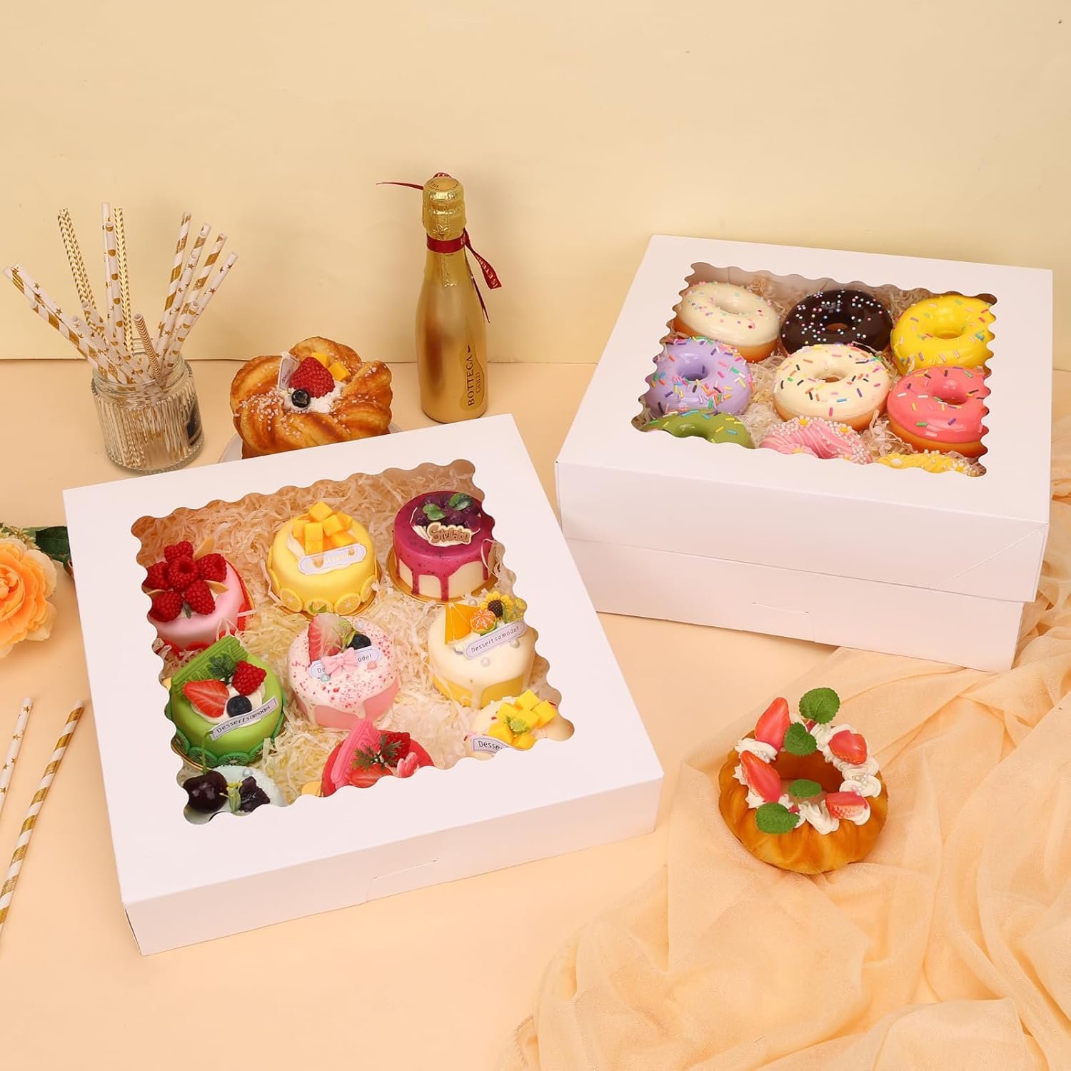 Großhandel 25 Stück Kuchenverpackungen, 12x12x2,5 cm weiße Bäckerkartons mit Fenster, individuelle Logo Auto-Popup Keksboxen für Kuchen, Desserts, Pizza, Erdbeeren, Schokolade, Gebäck, Muffins und Donuts OEM.