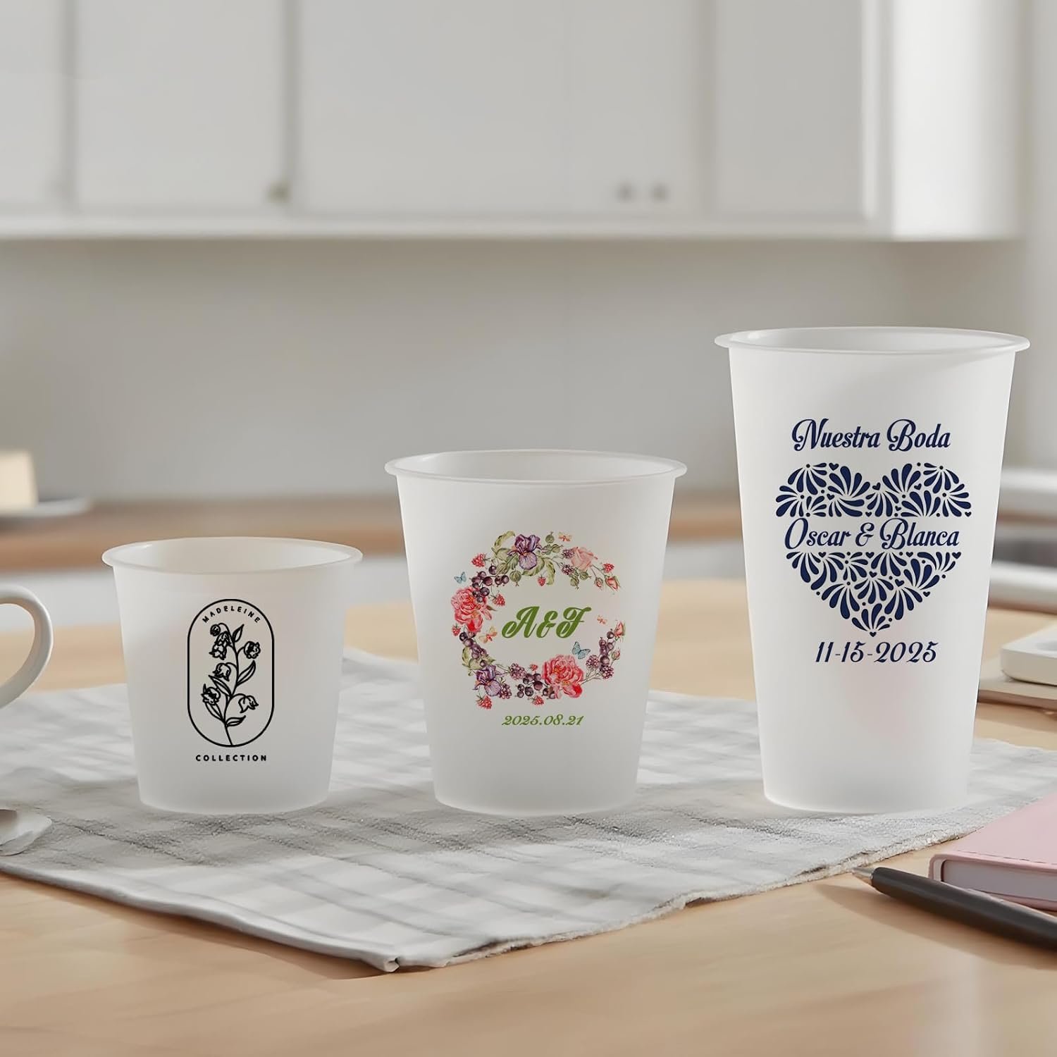 Großhandel 100 individuell gestaltete frosted Hochzeitsbecher, personalisierte elegante Buchstabenkombinationen, 7 oz bis 16 oz, OEM mit eingravierten Namen/Daten/Firm Logos. Hersteller von Einwegbechern.