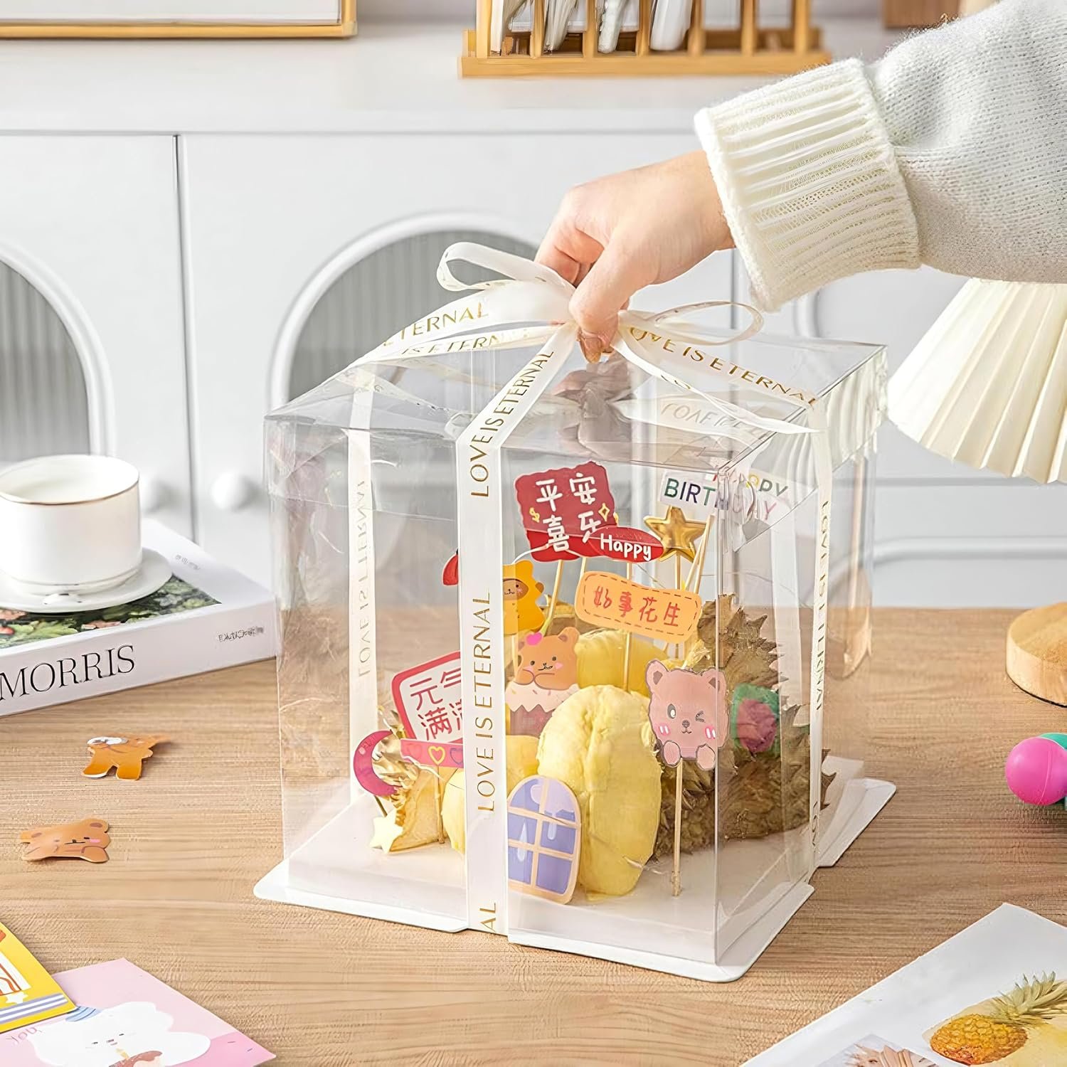 Großhandel 5er-Set 10-Zoll quadratische Cake Box (10'x10'x9' Zoll) für ganze Kuchen mit eleganter transparenter Box und Seidenband, inklusive weißer Kunststoffbasis – Individuelles Logo für Backwaren und Feiern, OEM Hersteller. Großhandel 5er-Set 10-Zoll quadratische Cake Box (10'x10'x9' Zoll) für ganze Kuchen mit eleganter transparenter Box und Seidenband, inklusive weißer Kunststoffbasis – Individuelles Logo für Backwaren und Feiern, OEM Hersteller.