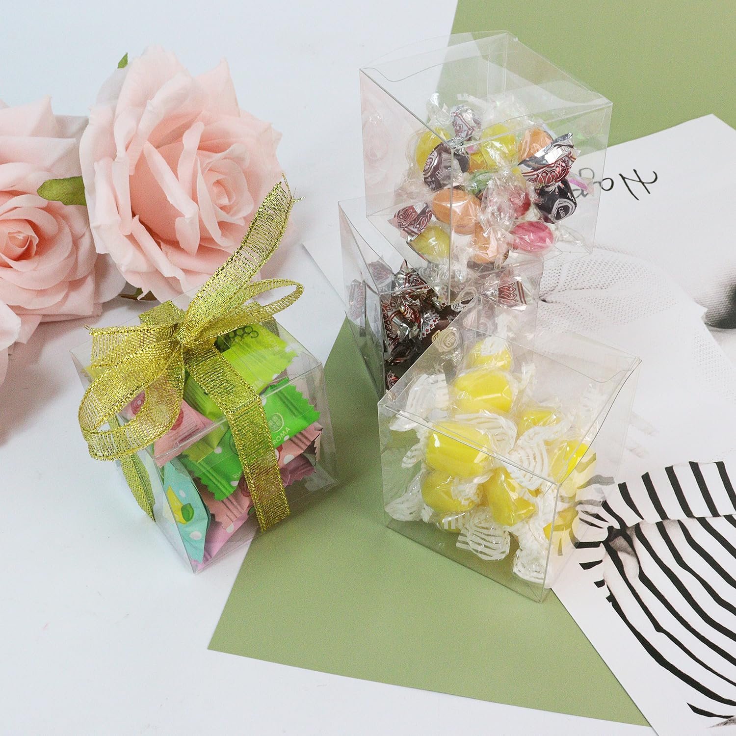 Großhandel 50er Pack klare Süßigkeitenboxen, 2x2x2 Zoll transparente Kunststoffgeschenkboxen mit Band, Favoritenboxen für Leckereien, individuelles Logo, Hersteller für Bulk-Bestellungen. Großhandel 50er Pack klare Süßigkeitenboxen, 2x2x2 Zoll transparente Kunststoffgeschenkboxen mit Band, Favoritenboxen für Leckereien, individuelles Logo, Hersteller für Bulk-Bestellungen.