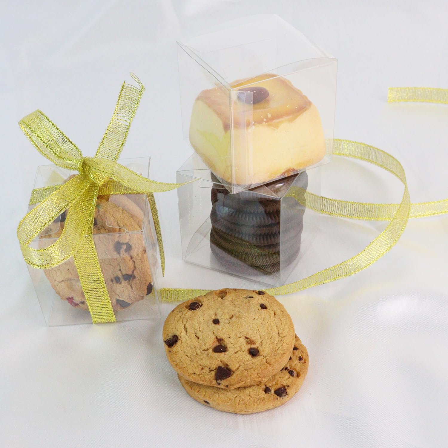 Großhandel 50er Pack klare Süßigkeitenboxen, 2x2x2 Zoll transparente Kunststoffgeschenkboxen mit Band, Favoritenboxen für Leckereien, individuelles Logo, Hersteller für Bulk-Bestellungen. Großhandel 50er Pack klare Süßigkeitenboxen, 2x2x2 Zoll transparente Kunststoffgeschenkboxen mit Band, Favoritenboxen für Leckereien, individuelles Logo, Hersteller für Bulk-Bestellungen.