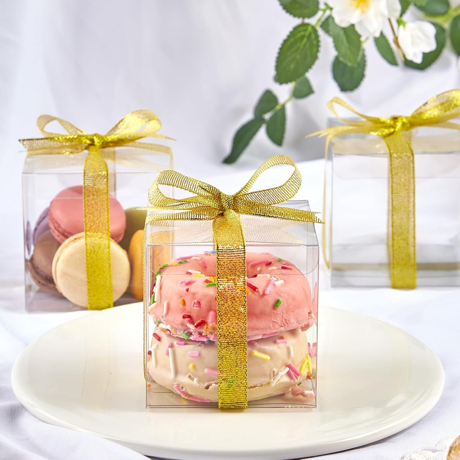 Großhandel 30 Stück transparente Kunststoff Favoritenboxen 3x3x3 Zoll mit goldenen Geschenkband, ideal für individuelle Logos, Treats und Minigifts von zuverlässigen Herstellern.