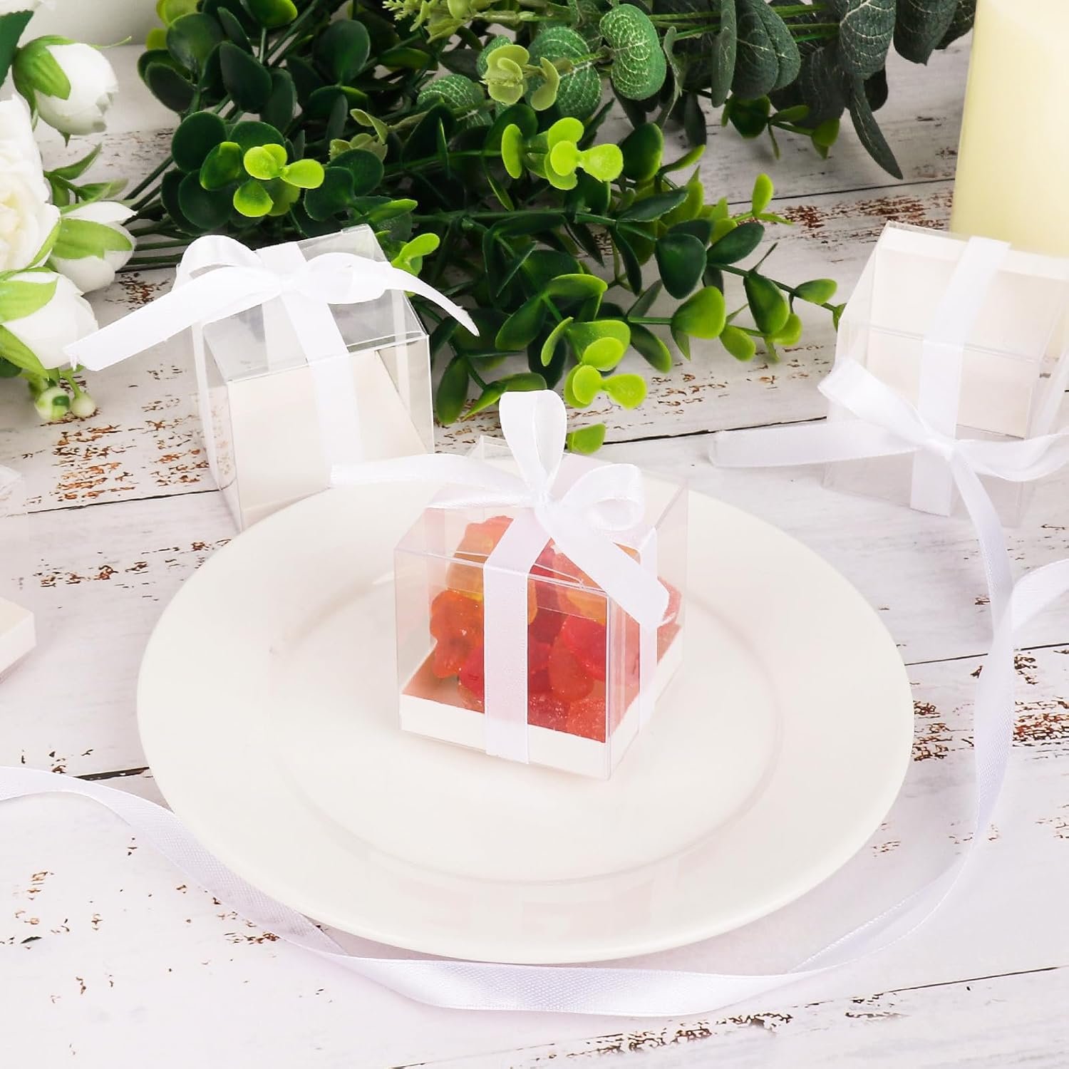 Großhandel 50 Stück Favoritenboxen, 2x2x2 Zoll Klare Süßigkeitenboxen mit weißen Bändern, ideale Mini-Plastikgeschenkboxen für Hochzeit, Geburtstag, Babyparty und Klassenzimmerschmuck, Individuelles Logo möglich, Fabrik für maßgeschneiderte Lösungen.