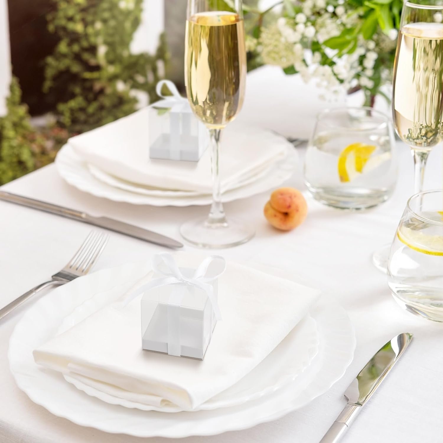 Großhandel 50 Stück Favoritenboxen, 2x2x2 Zoll Klare Süßigkeitenboxen mit weißen Bändern, ideale Mini-Plastikgeschenkboxen für Hochzeit, Geburtstag, Babyparty und Klassenzimmerschmuck, Individuelles Logo möglich, Fabrik für maßgeschneiderte Lösungen.