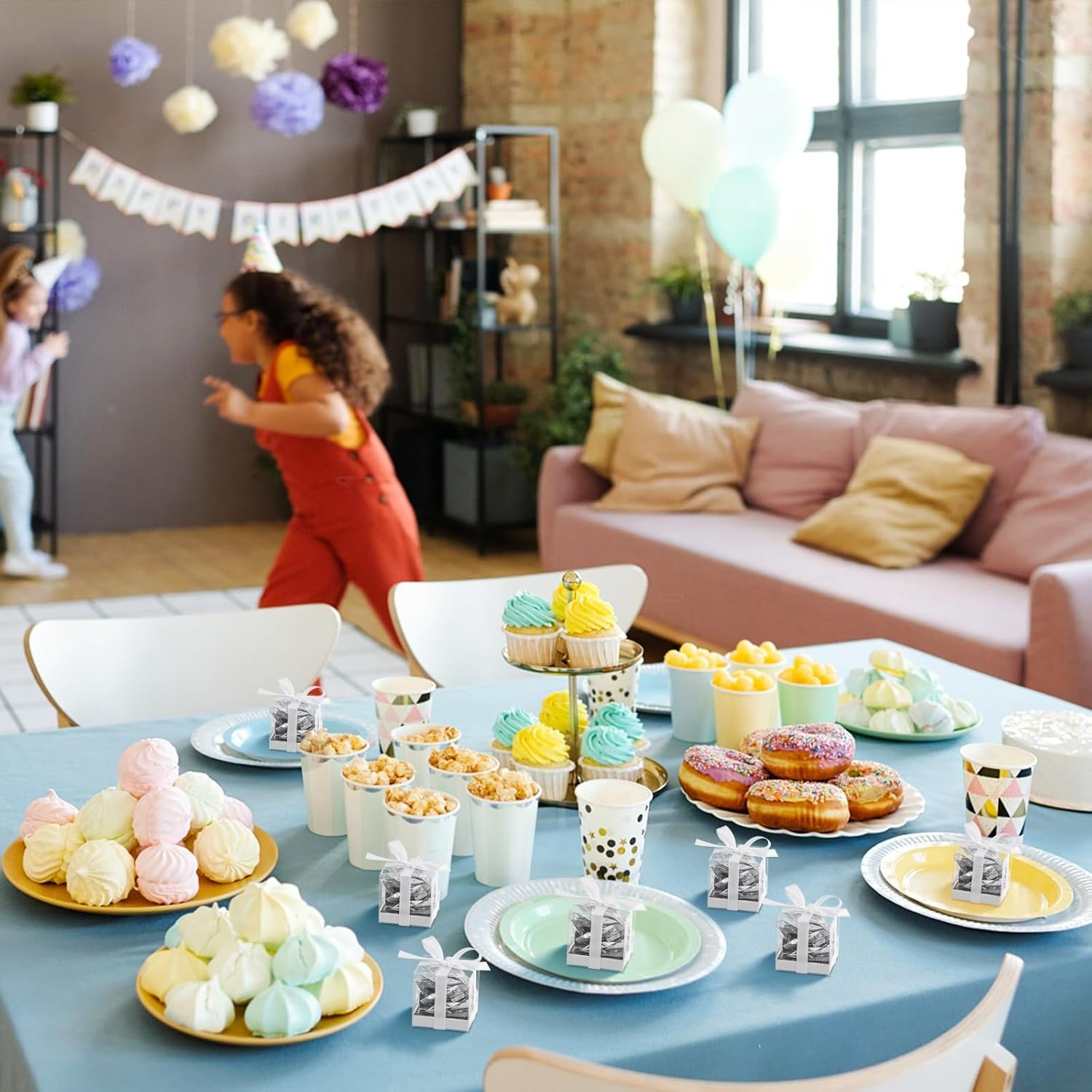 Großhandel 50 Stück Favoritenboxen, 2x2x2 Zoll Klare Süßigkeitenboxen mit weißen Bändern, ideale Mini-Plastikgeschenkboxen für Hochzeit, Geburtstag, Babyparty und Klassenzimmerschmuck, Individuelles Logo möglich, Fabrik für maßgeschneiderte Lösungen.