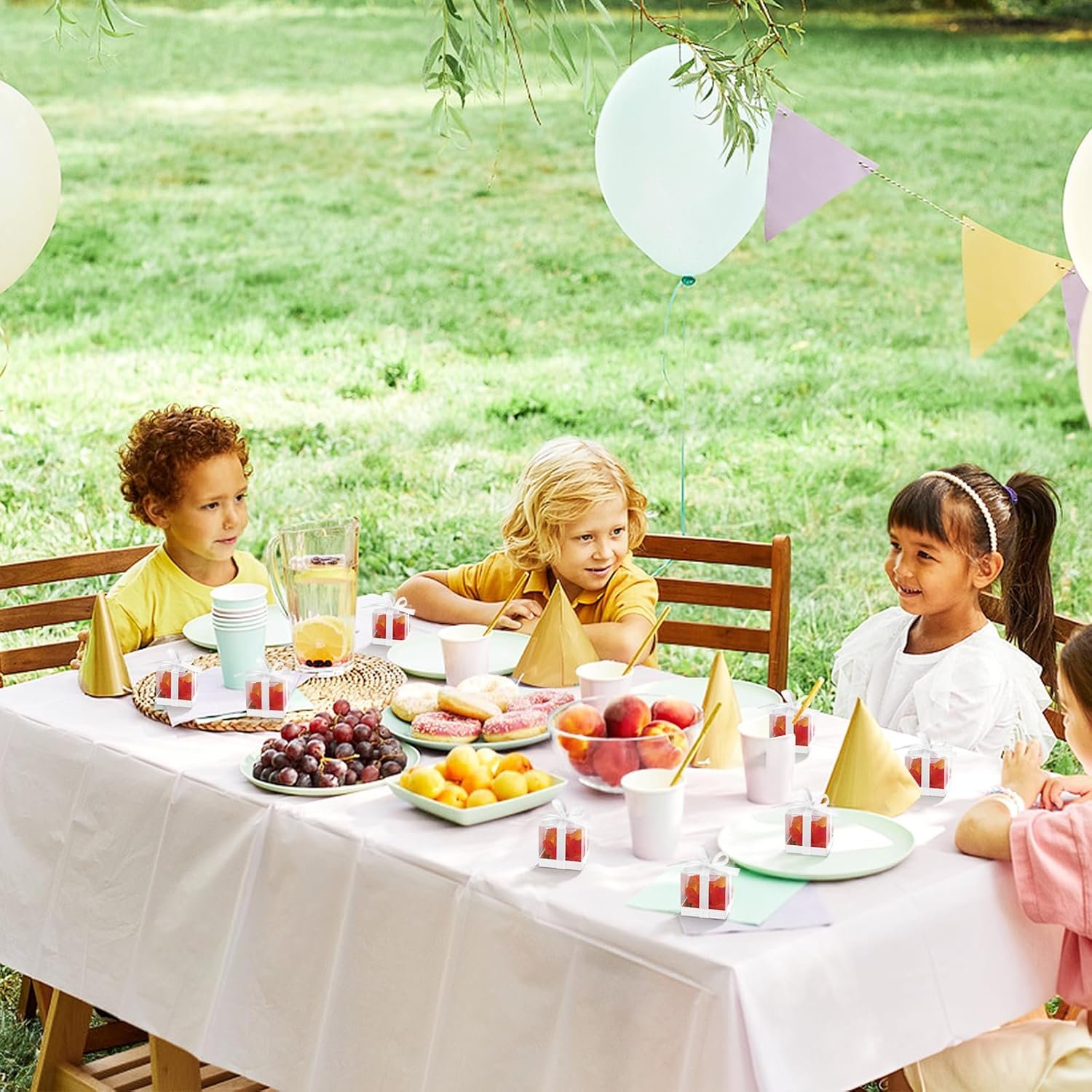 Großhandel 50 Stück Favoritenboxen, 2x2x2 Zoll Klare Süßigkeitenboxen mit weißen Bändern, ideale Mini-Plastikgeschenkboxen für Hochzeit, Geburtstag, Babyparty und Klassenzimmerschmuck, Individuelles Logo möglich, Fabrik für maßgeschneiderte Lösungen.