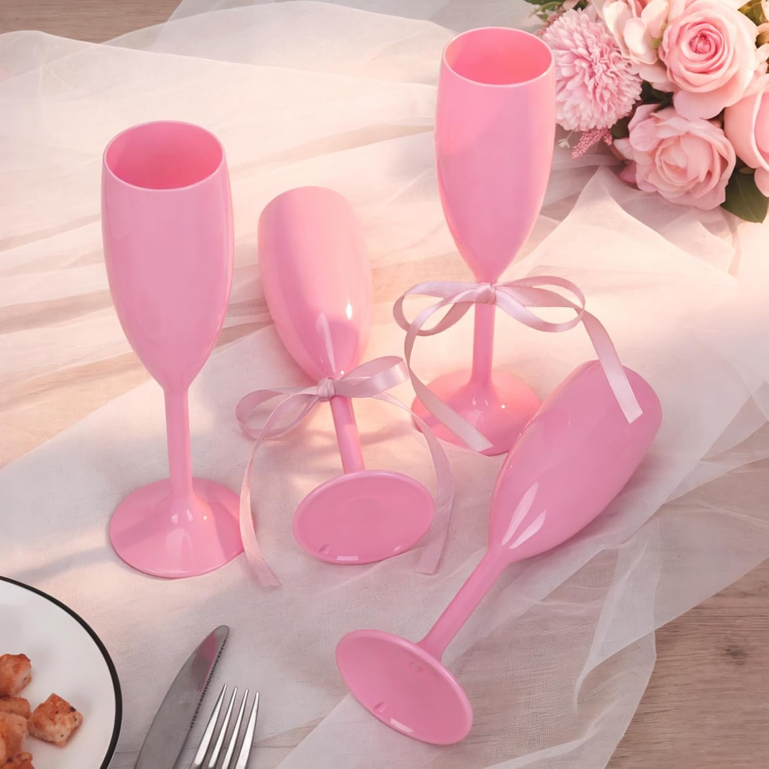 Großhandel KUP 10er Pack wiederverwendbare unzerbrechliche rosa Champagnerflöten aus Acryl mit Satinband und Nano Tape, perfektes toasten für Junggesellinnenabschied und Hochzeitsfeier – Individuelles Logo, Hersteller für hochwertige Kunststoffgläser.