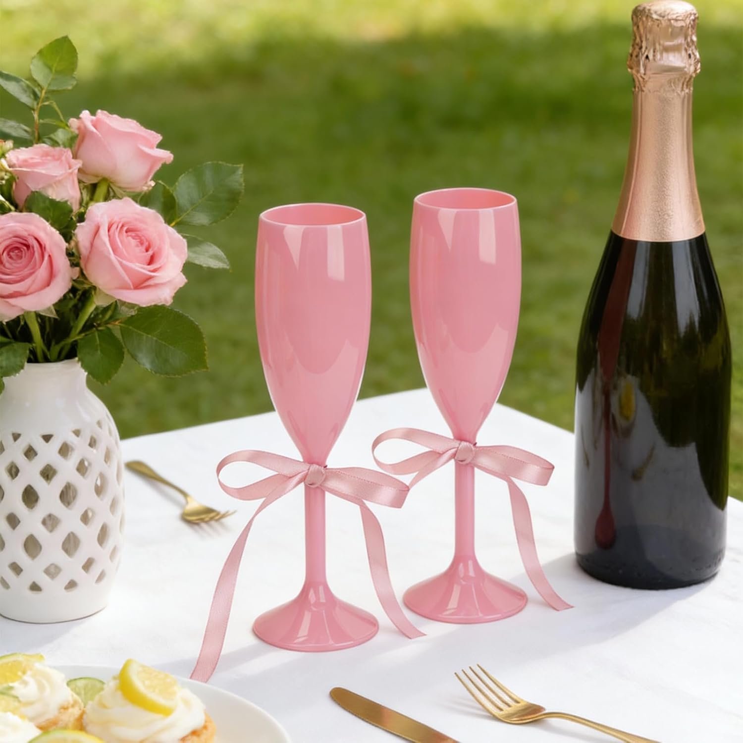 Großhandel KUP 10er Pack wiederverwendbare unzerbrechliche rosa Champagnerflöten aus Acryl mit Satinband und Nano Tape, perfektes toasten für Junggesellinnenabschied und Hochzeitsfeier – Individuelles Logo, Hersteller für hochwertige Kunststoffgläser.