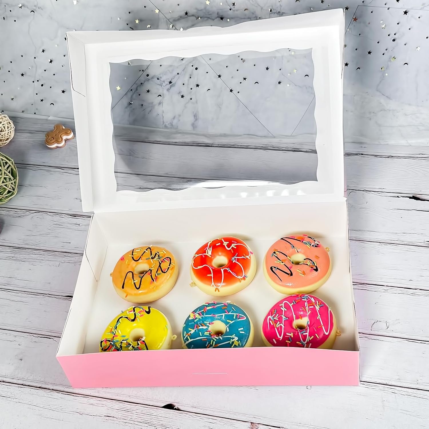 Großhandel 15er-Pack Pinke Backwarenbox 12x8x2,5 Zoll für große Donuts Muffins Cookies mit PVC-Fenster - Individuelles Logo auf naturbelassenem Kraftpapier - OEM Boxen. Großhandel 15er-Pack Pinke Backwarenbox 12x8x2,5 Zoll für große Donuts Muffins Cookies mit PVC-Fenster - Individuelles Logo auf naturbelassenem Kraftpapier - OEM Boxen.