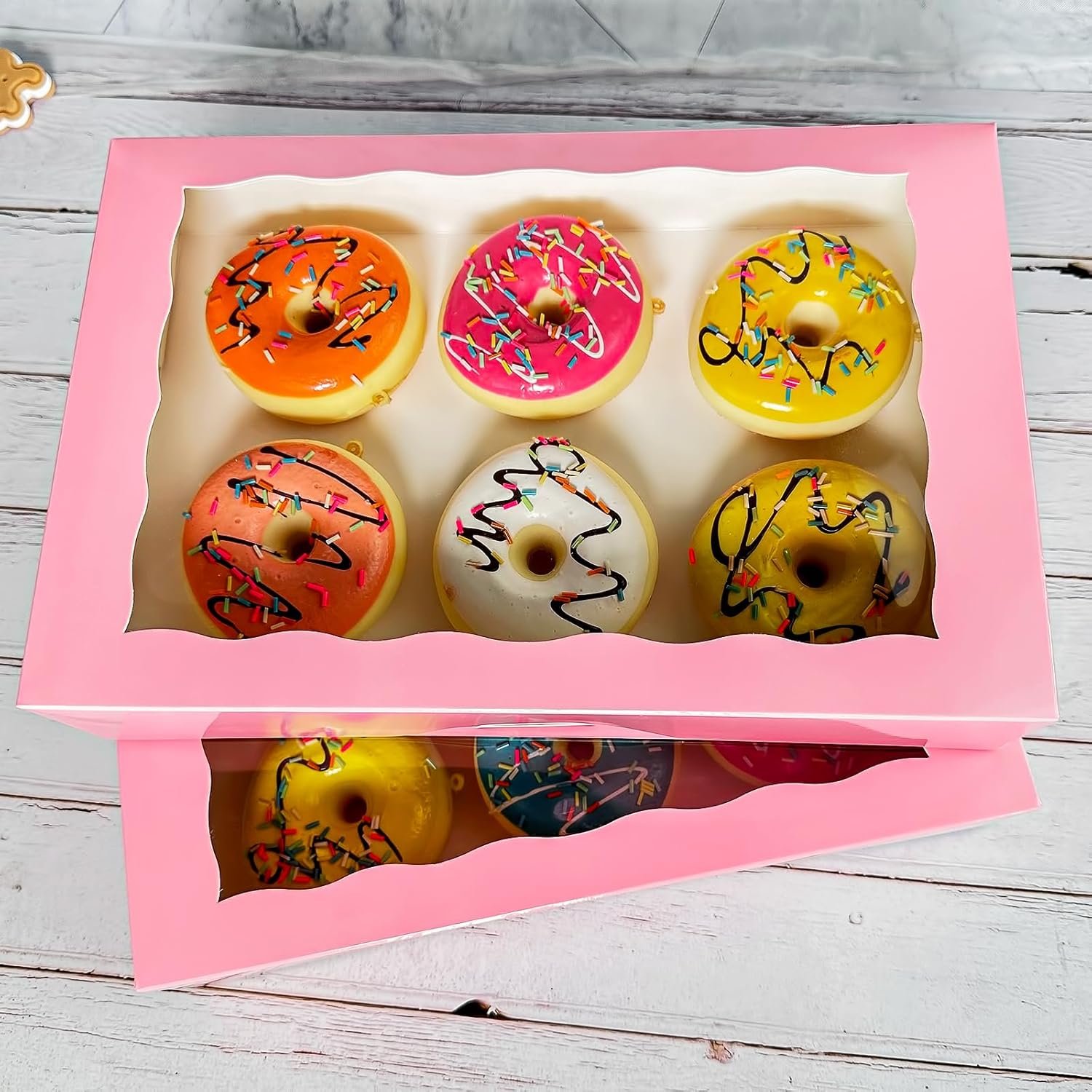 Großhandel 15er-Pack Pinke Backwarenbox 12x8x2,5 Zoll für große Donuts Muffins Cookies mit PVC-Fenster - Individuelles Logo auf naturbelassenem Kraftpapier - OEM Boxen. Großhandel 15er-Pack Pinke Backwarenbox 12x8x2,5 Zoll für große Donuts Muffins Cookies mit PVC-Fenster - Individuelles Logo auf naturbelassenem Kraftpapier - OEM Boxen.