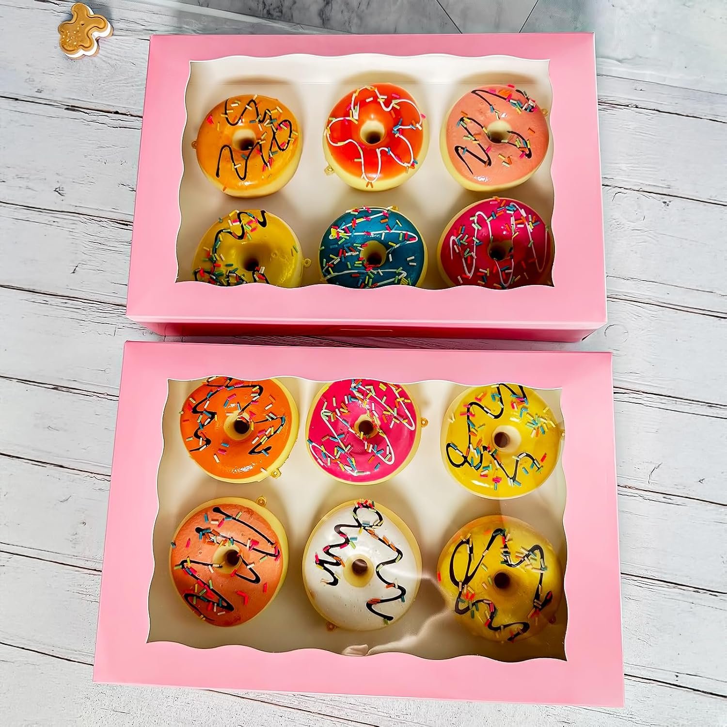 Großhandel 15er-Pack Pinke Backwarenbox 12x8x2,5 Zoll für große Donuts Muffins Cookies mit PVC-Fenster - Individuelles Logo auf naturbelassenem Kraftpapier - OEM Boxen. Großhandel 15er-Pack Pinke Backwarenbox 12x8x2,5 Zoll für große Donuts Muffins Cookies mit PVC-Fenster - Individuelles Logo auf naturbelassenem Kraftpapier - OEM Boxen.
