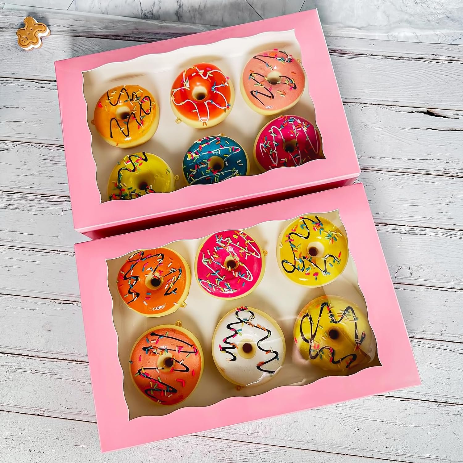 Großhandel 15er-Pack Pinke Backwarenbox 12x8x2,5 Zoll für große Donuts Muffins Cookies mit PVC-Fenster - Individuelles Logo auf naturbelassenem Kraftpapier - OEM Boxen. Großhandel 15er-Pack Pinke Backwarenbox 12x8x2,5 Zoll für große Donuts Muffins Cookies mit PVC-Fenster - Individuelles Logo auf naturbelassenem Kraftpapier - OEM Boxen.