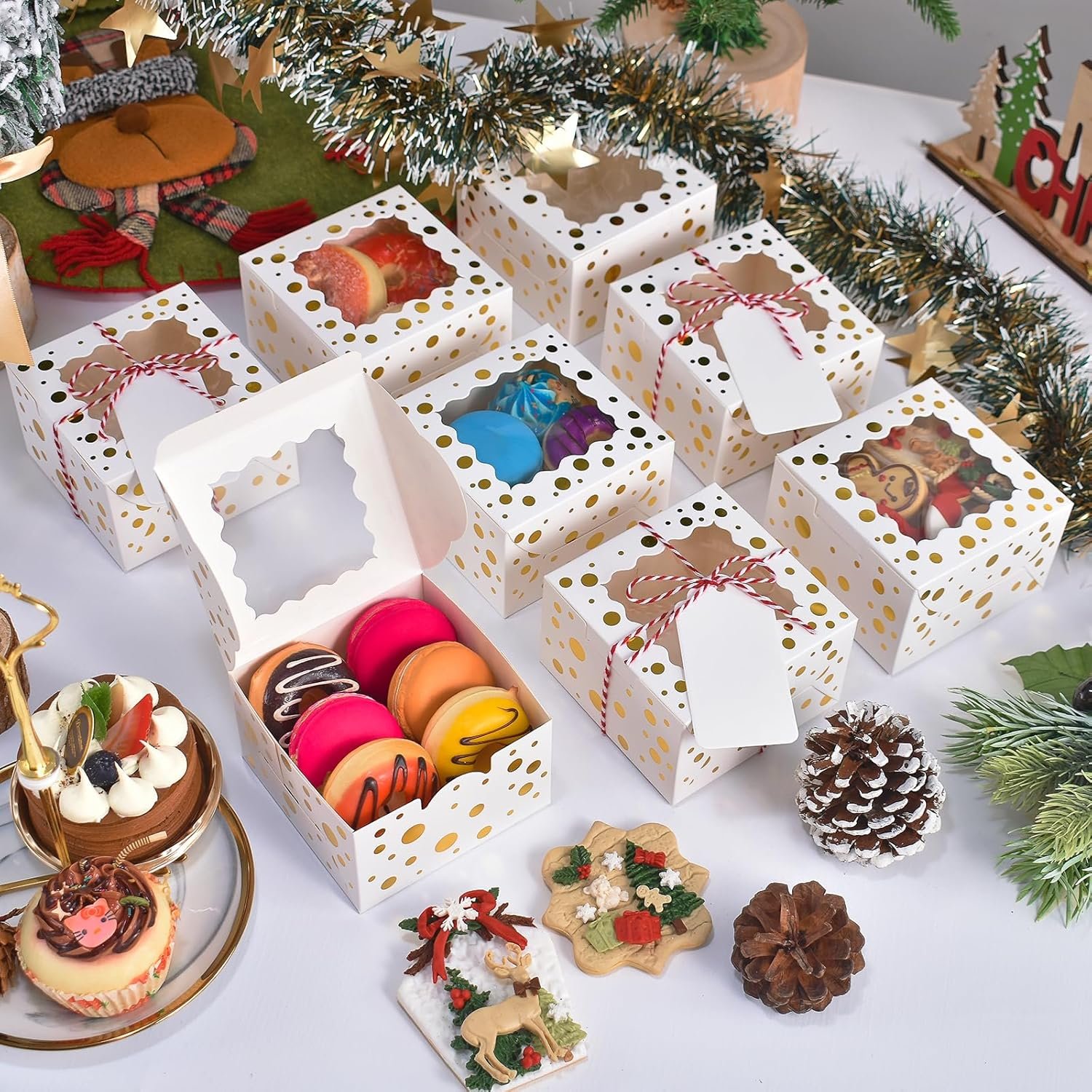 Großhandel 32 Stück 4x4x2,5 Zoll Weihnachtskeksboxen mit Fenster, weiße Bäckereiboxen für Geschenke, individuelle Logo-Druckoptionen, Hersteller von Leckereien, Bulk-Pastry-Boxen für Schokolade, Cupcakes und Donuts. Großhandel 32 Stück 4x4x2,5 Zoll Weihnachtskeksboxen mit Fenster, weiße Bäckereiboxen für Geschenke, individuelle Logo-Druckoptionen, Hersteller von Leckereien, Bulk-Pastry-Boxen für Schokolade, Cupcakes und Donuts.